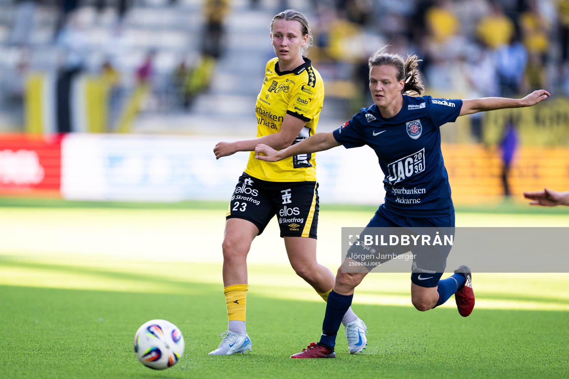 Elfsborgs Ellen Nilsson och Eskilstuna Uniteds Michaela van