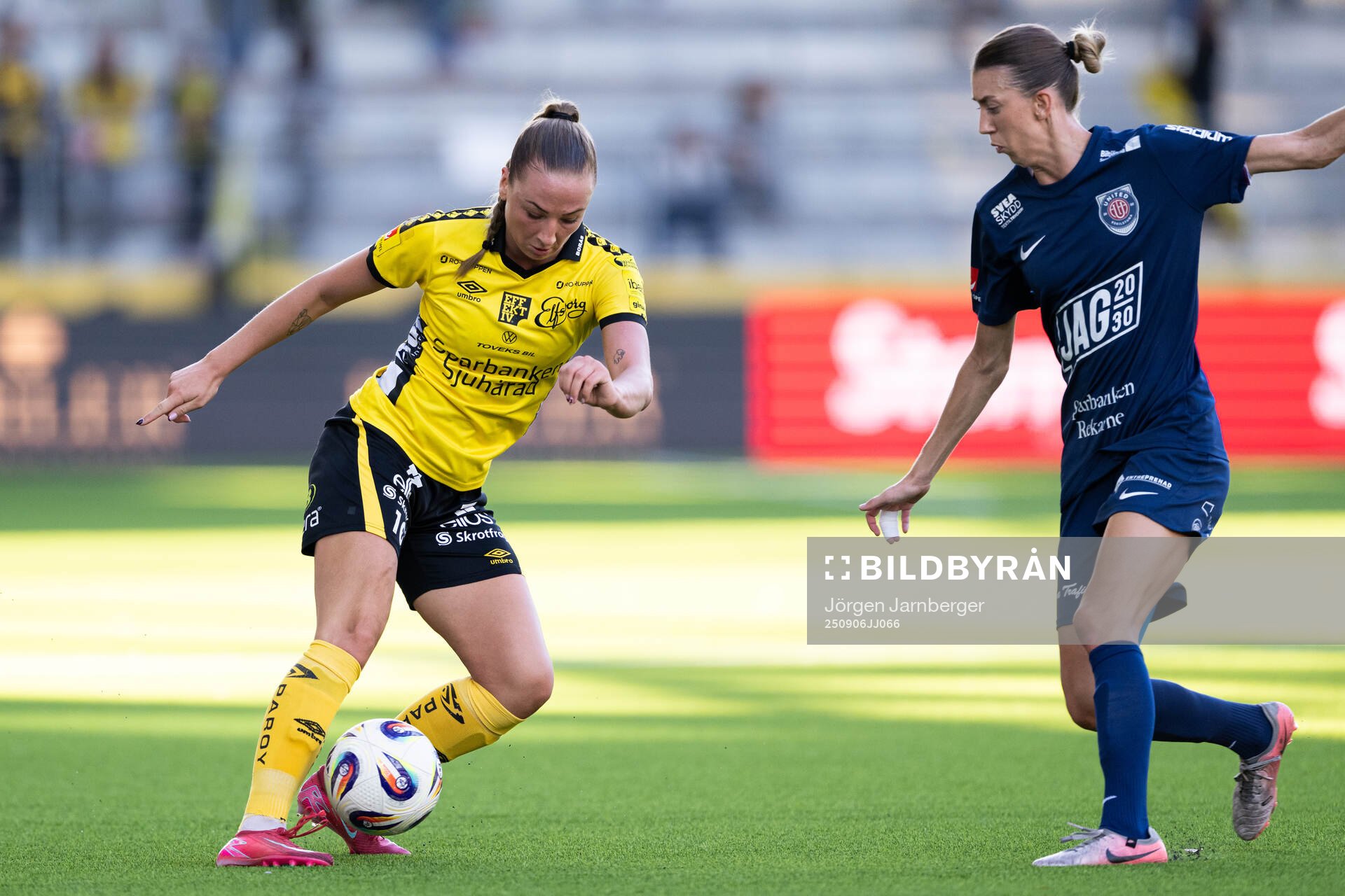 Elfsborgs Stina Jensen och Eskilstuna Uniteds Wilma Öhman