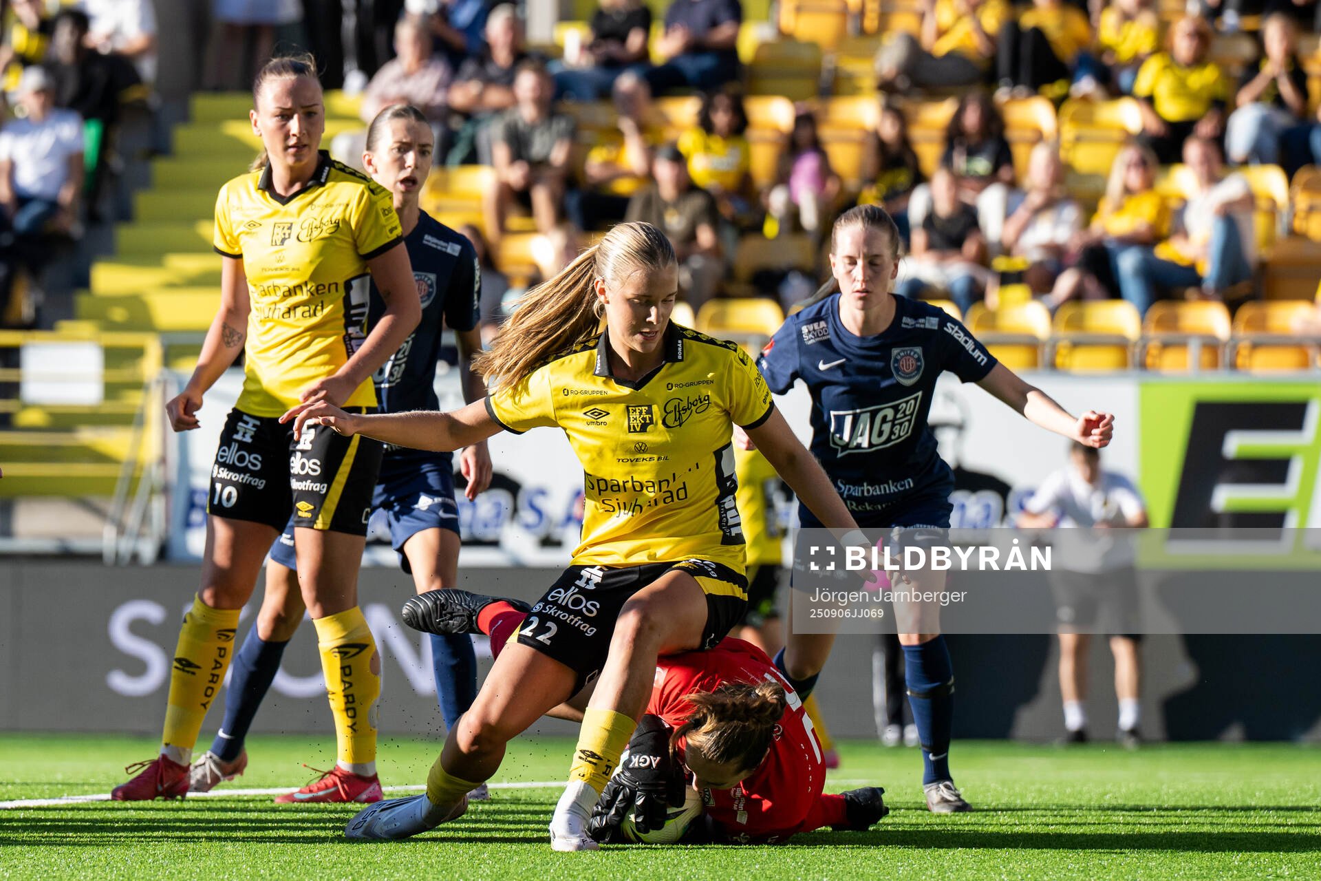 Elfsborgs Mollie Josefsson och Eskilstuna Uniteds målvakt