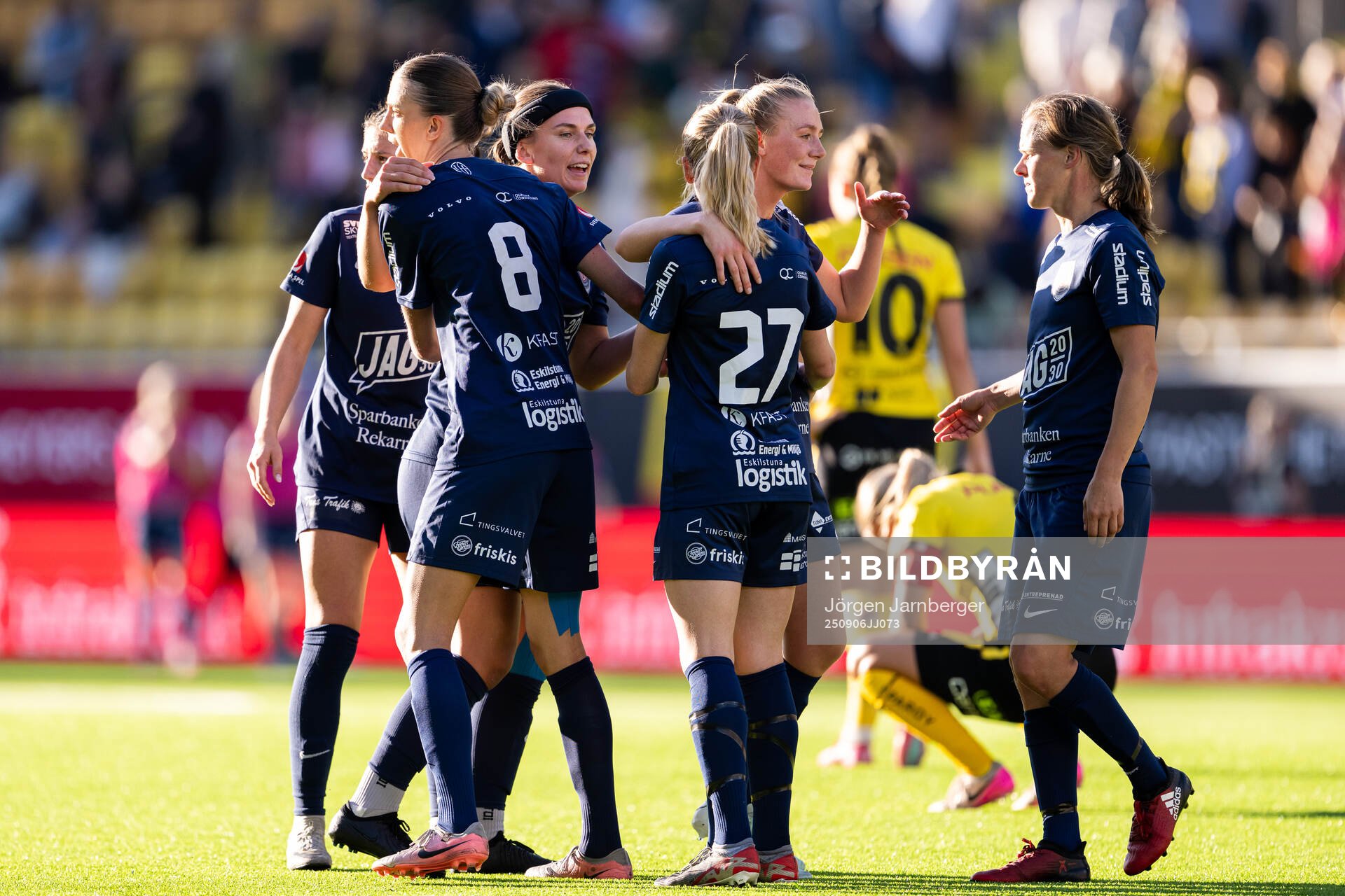 Eskilstuna Uniteds spelare jublar