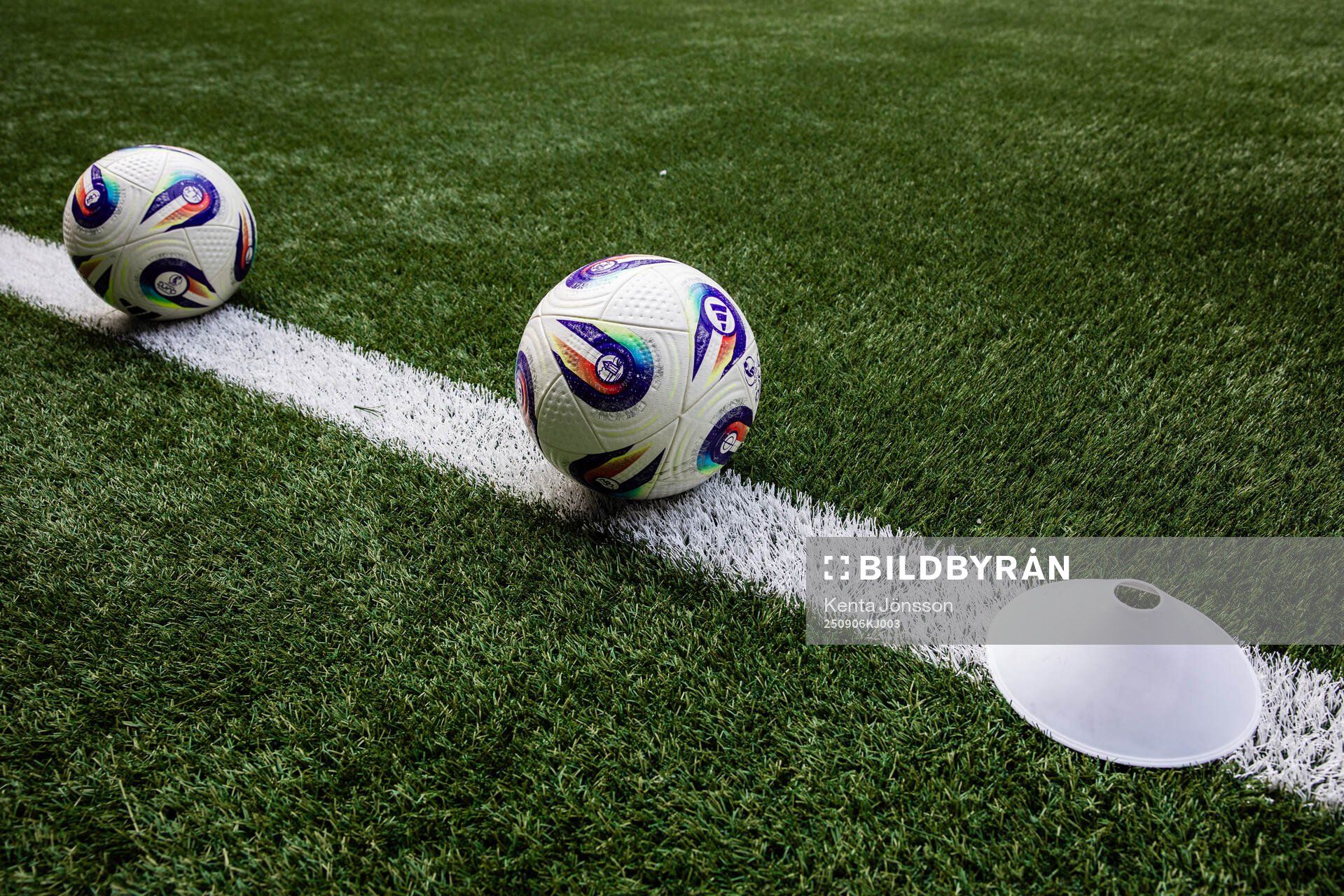 Fotbollar på konstgräs