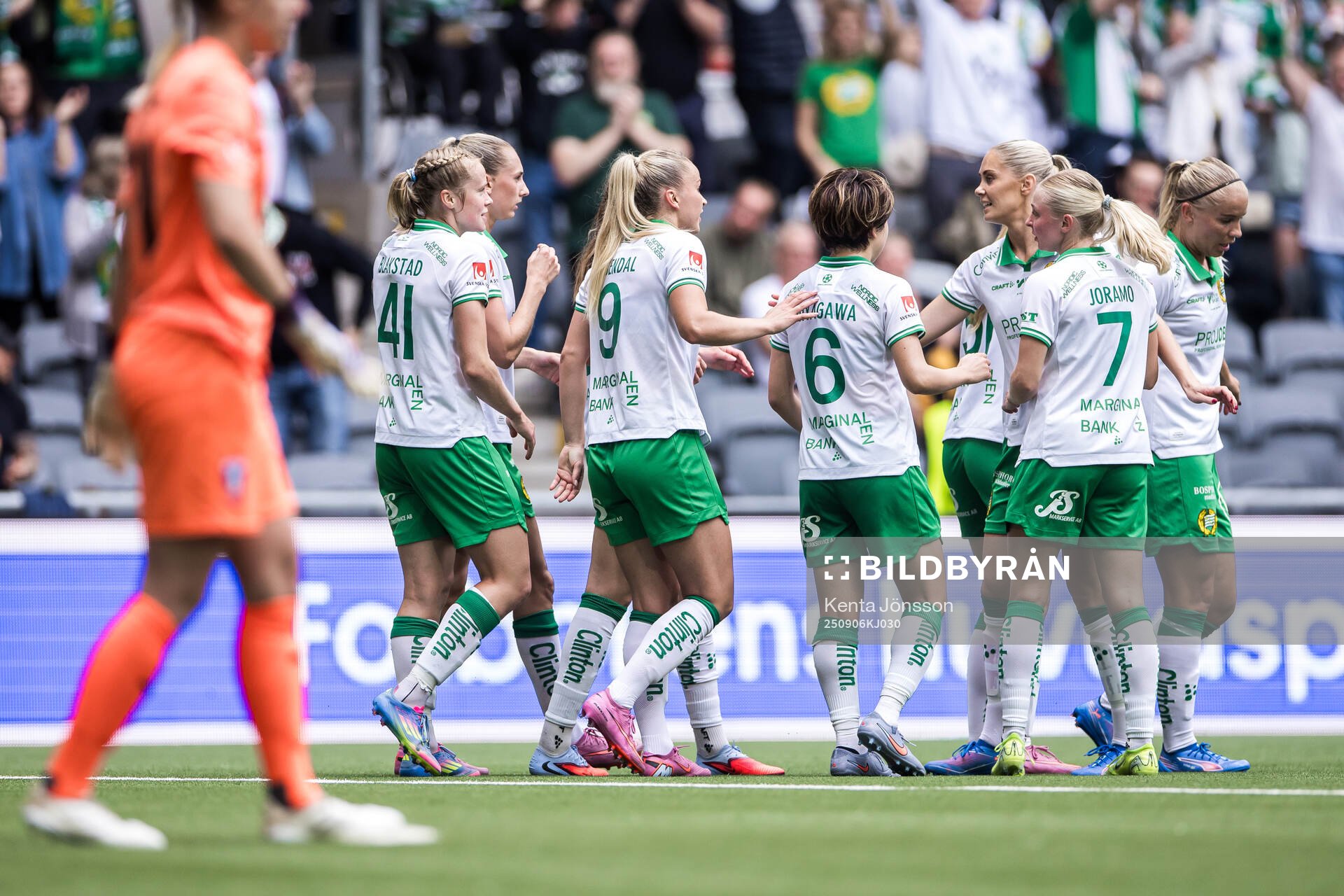 Hammarbys Julie Blakstad jublar lagkamrater