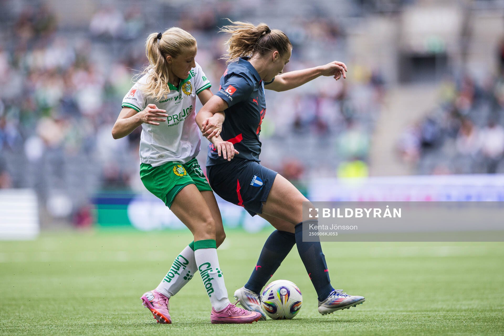 Hammarbys Smilla Holmberg och Malmö FFs Sara Kanutte