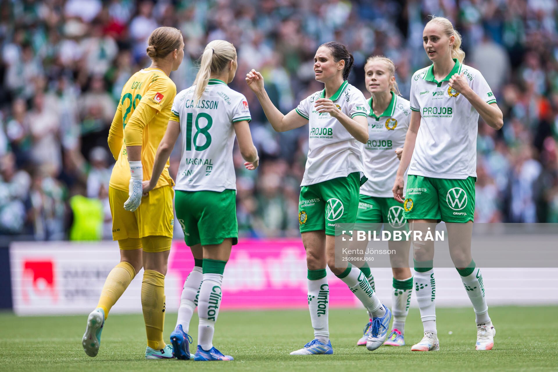 Hammarbys målvakt Melina Loeck, Alice Carlsson och Simone