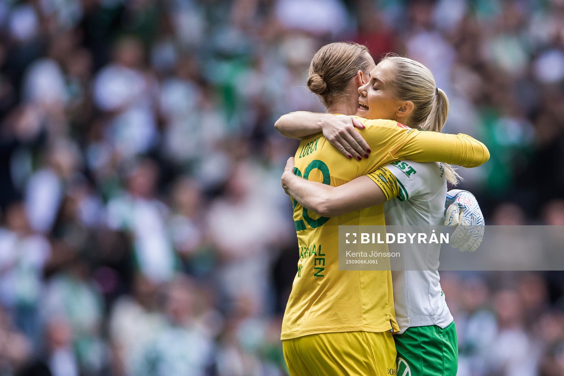 Hammarbys målvakt Melina Loeck och Alice Carlsson jublar