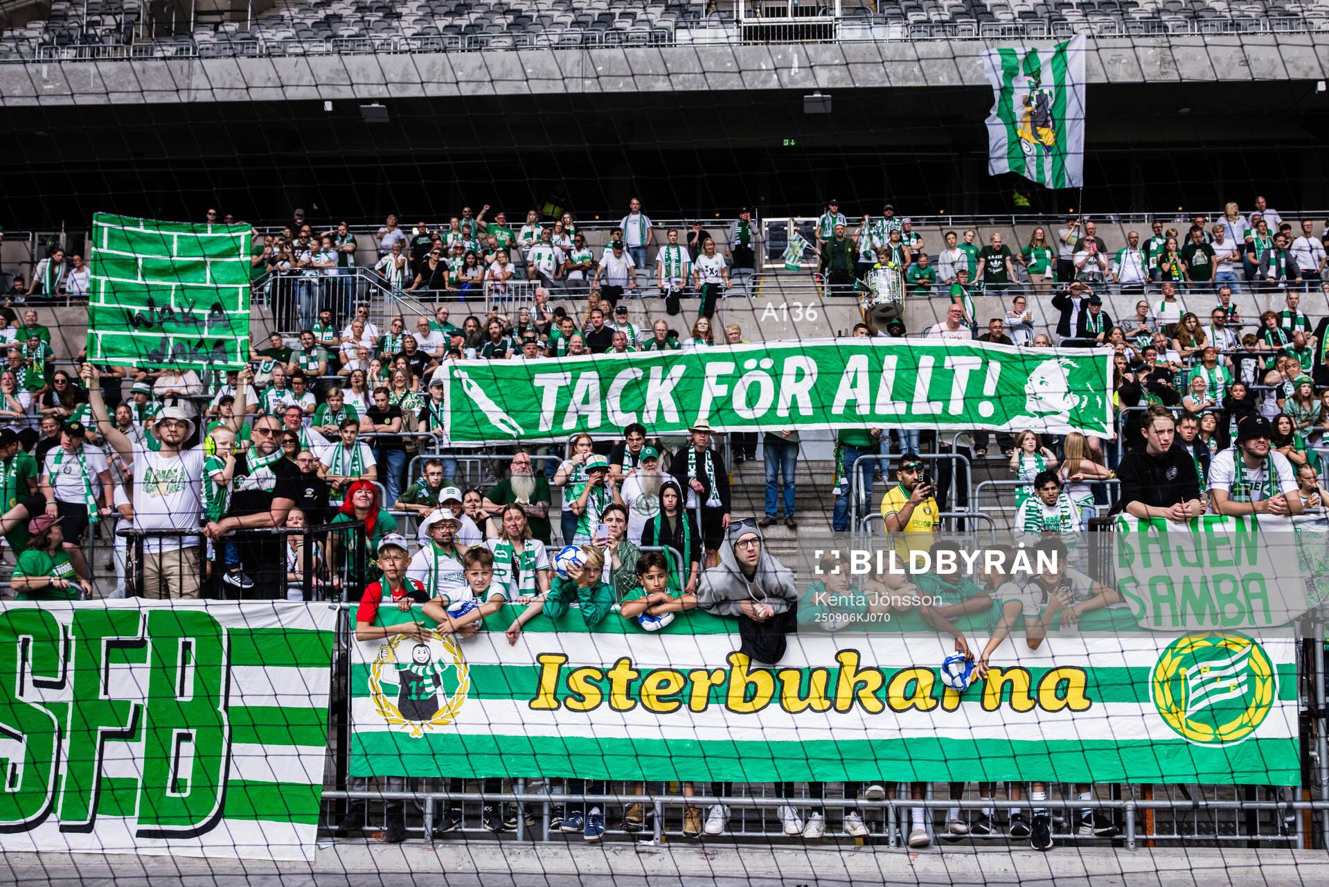 Hammarbys supportrar med banderoll tillägnad Hammarbys
