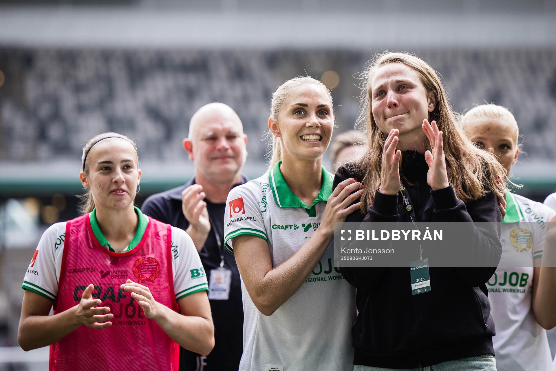 Hammarbys Alice Carlsson med målvakt Anna Tamminen som