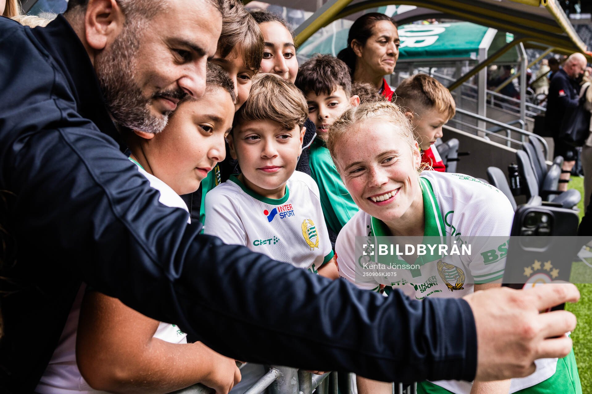 Hammarbys Julie Blakstad med supportrar