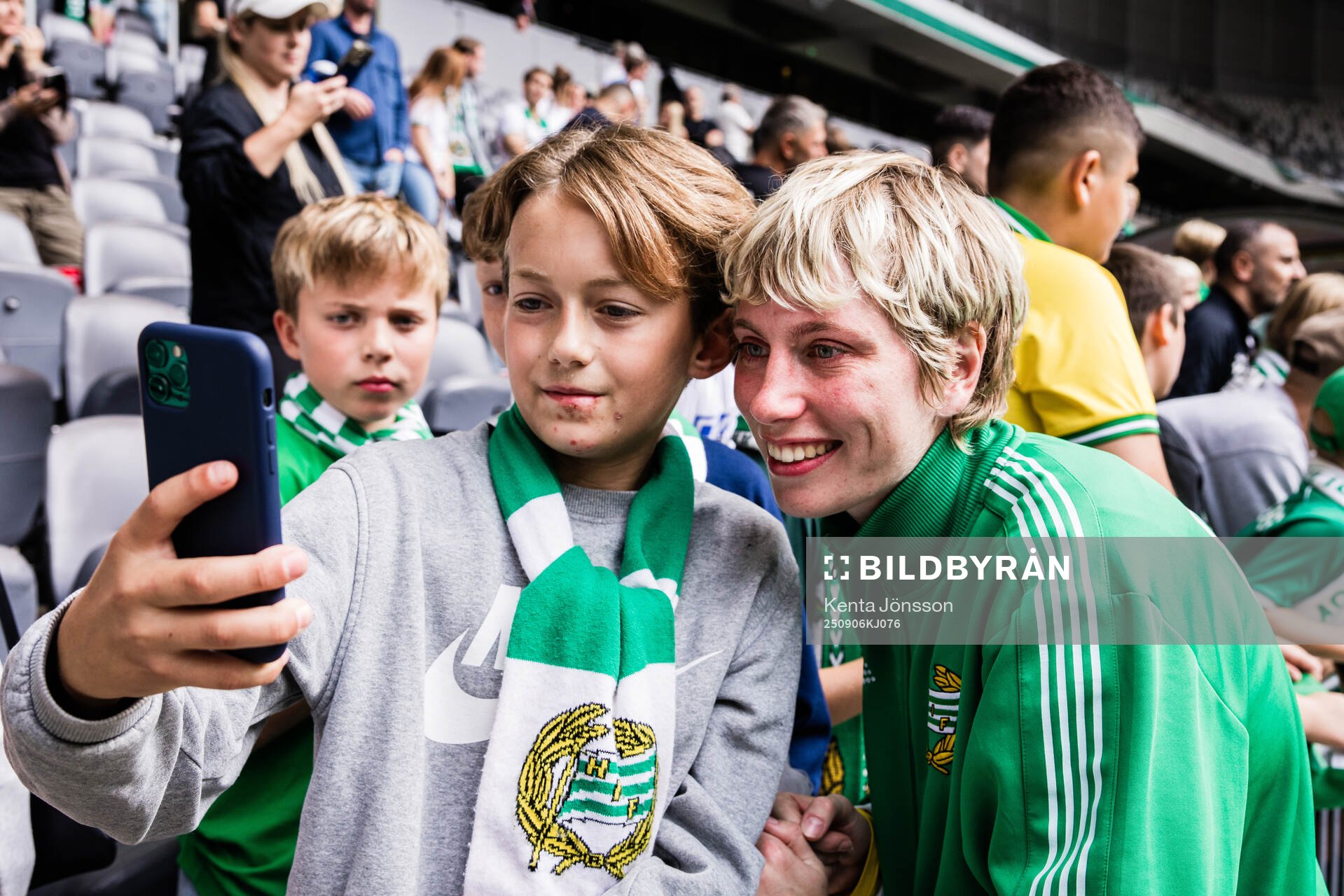 Hammarbys målvakt Moa Edrud med supportrar