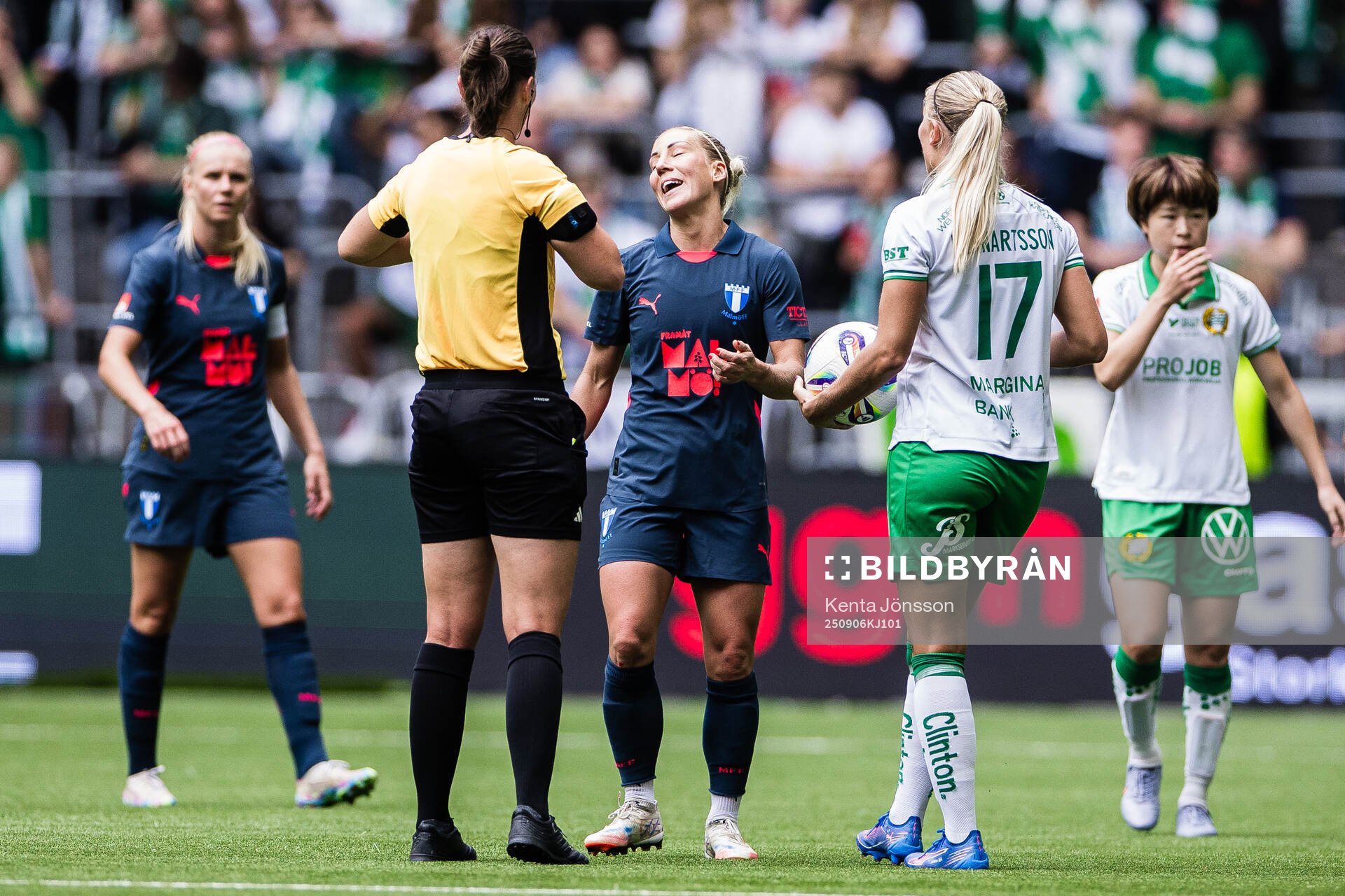 Malmö FFs Mia Persson reagerar i diskussion med domare