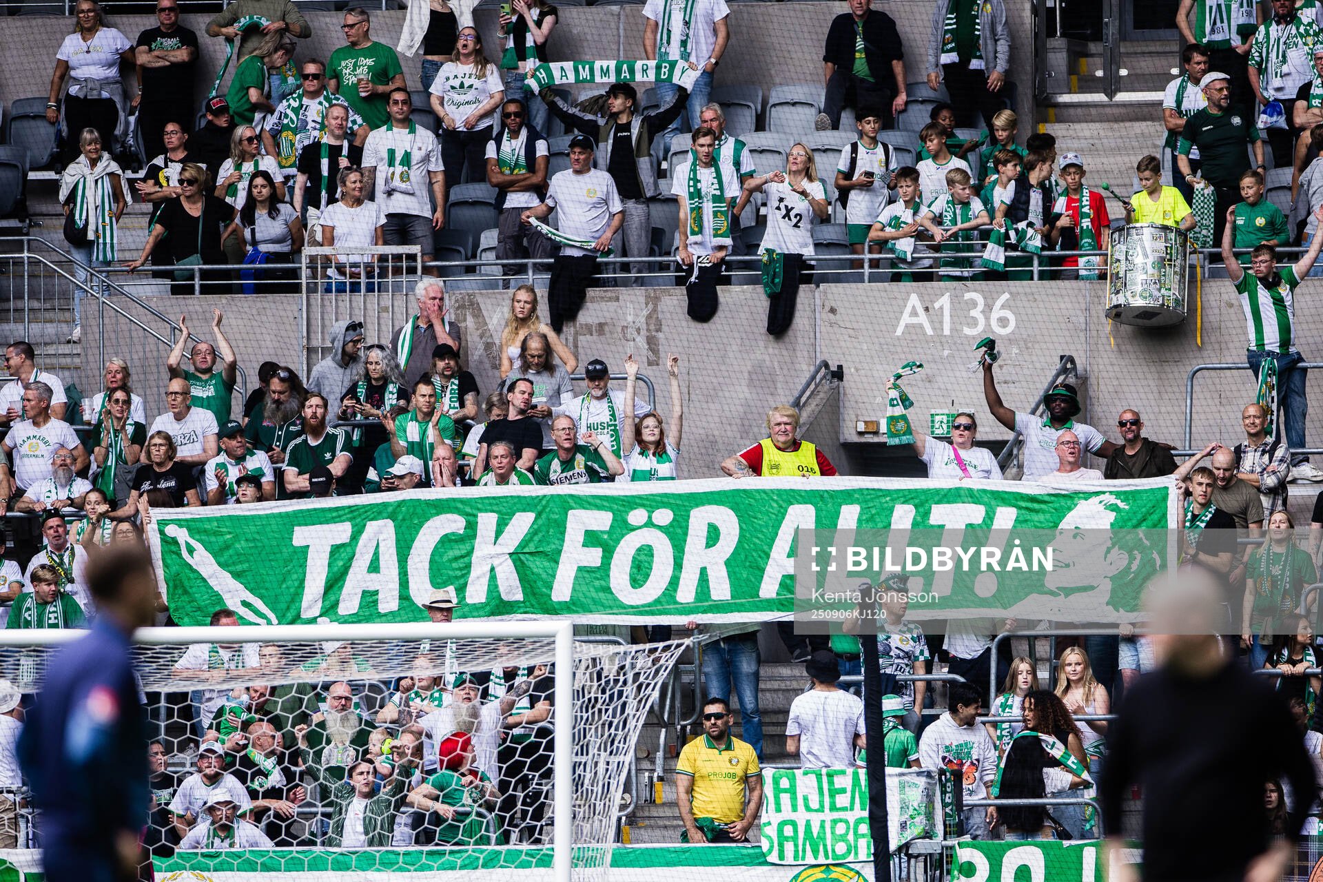 Hammarbys supportrar med en banderoll tillägnad målvakten