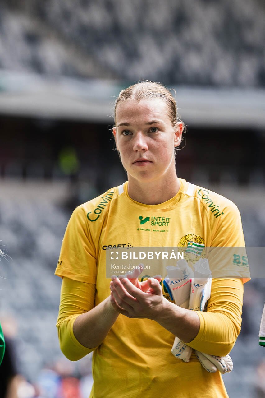 Hammarbys målvakt Melina Loeck applåderar publiken
