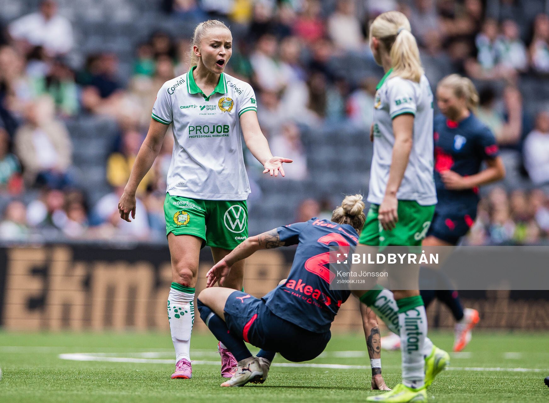 Hammarbys Anna Jøsendal reagerar mot Malmö FFs Nathalie