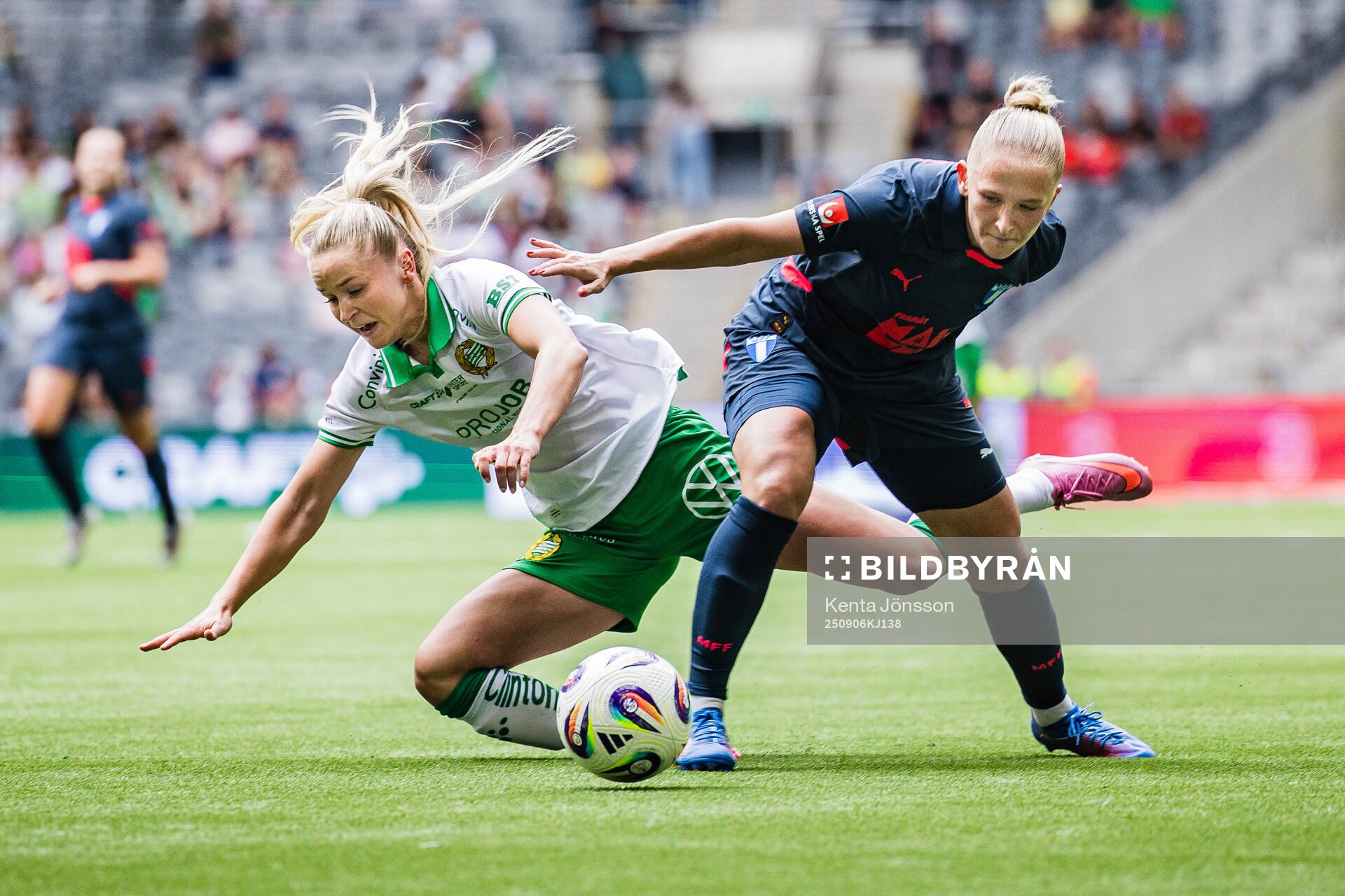 Hammarbys Anna Jøsendal och Malmö FFs Tuva Skoog