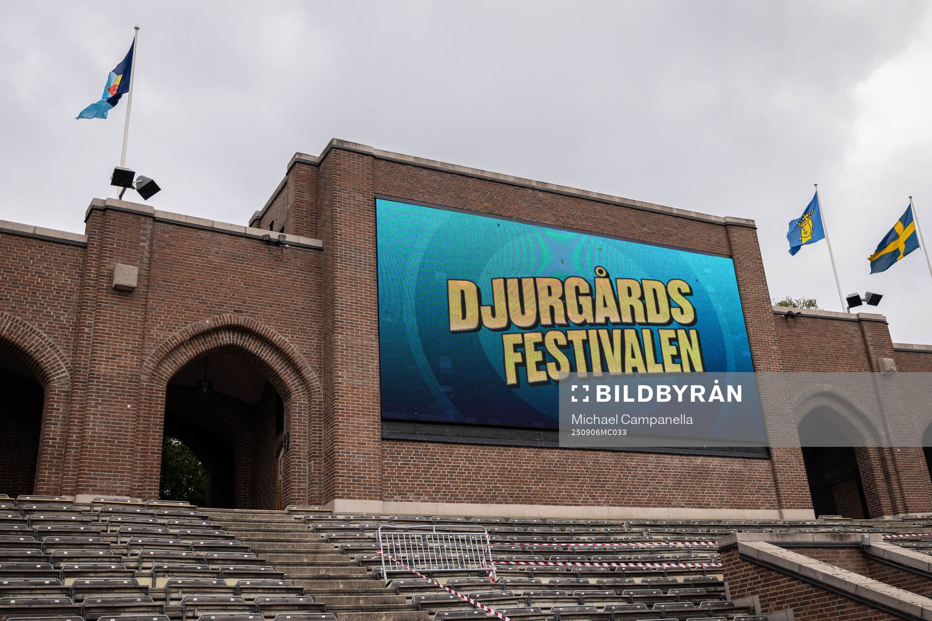 En ljusskylt annonserar om Djurgårdsfestivalen