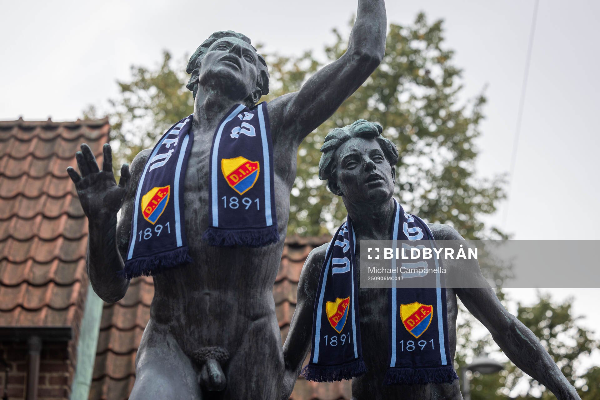 Statyer med Djurgårdens halsdukar
