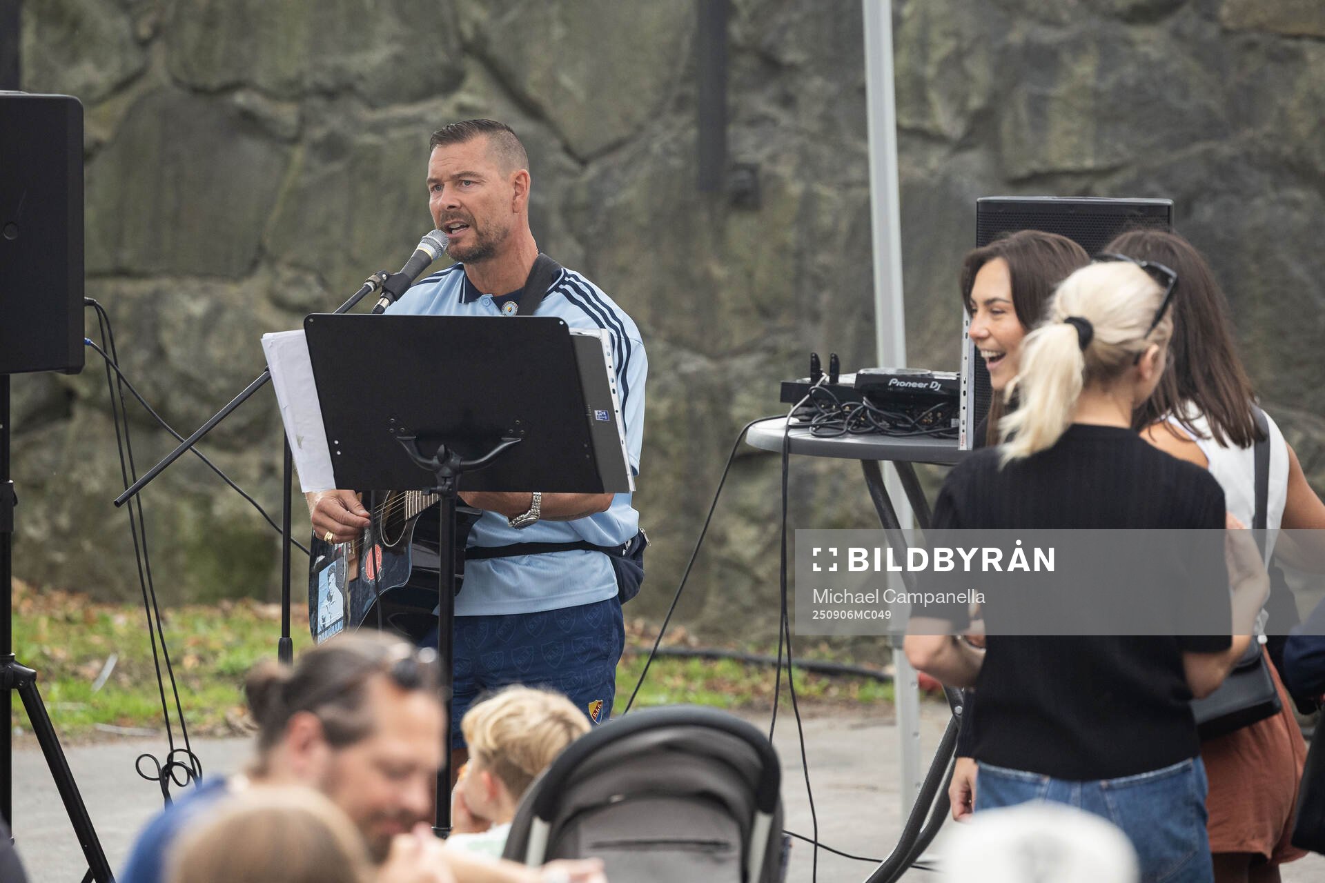 Man spelar gitarr