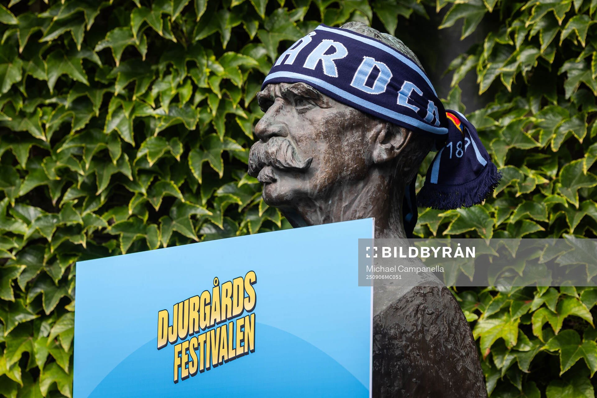 Statyer med Djurgårdens halsdukar