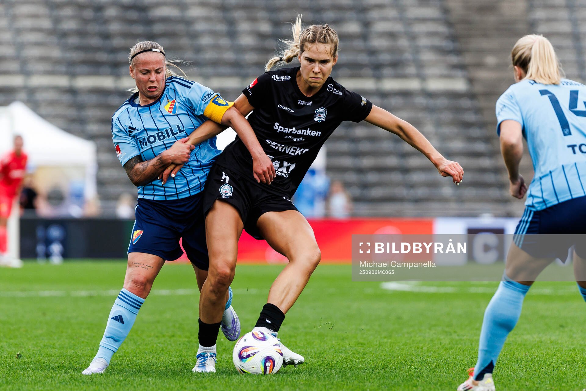 Djurgårdens Therese Åsland och Alingsås Emmaliina Tulkki
