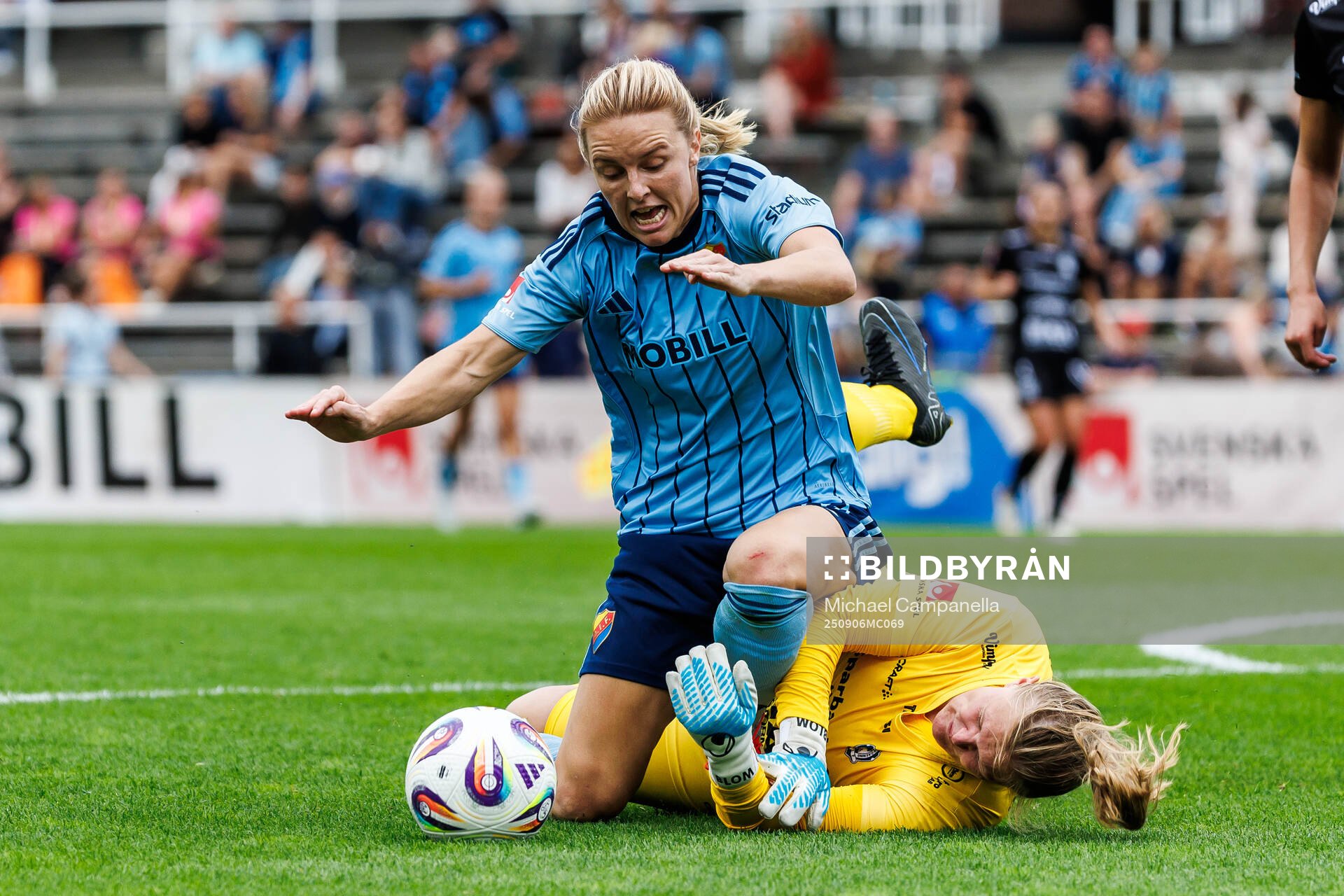 Djurgårdens Mimmi Larsson och Alingsås målvakt Alexandra