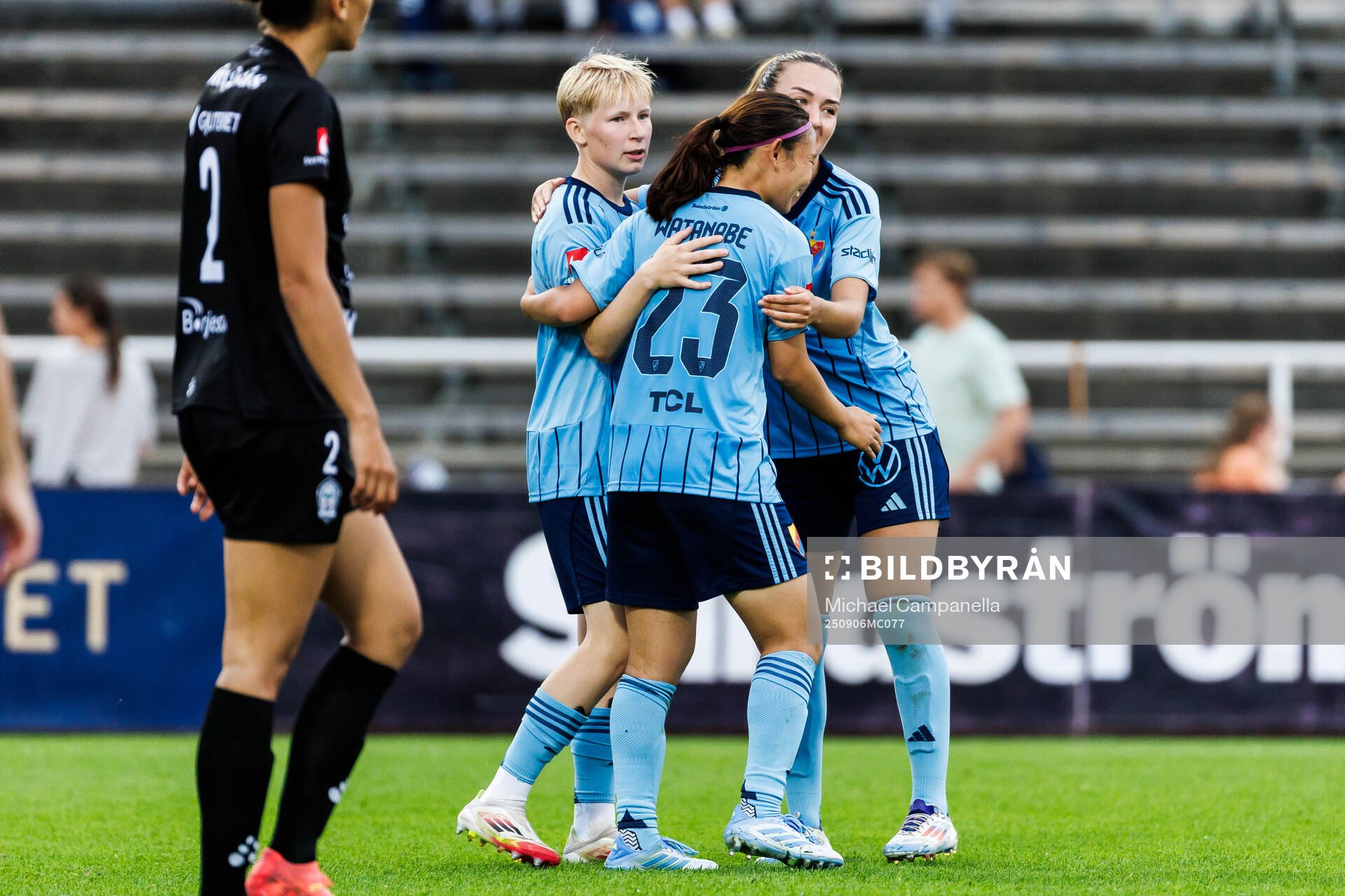 Djurgårdens Olivia Ulenius jublar med lagkamrater