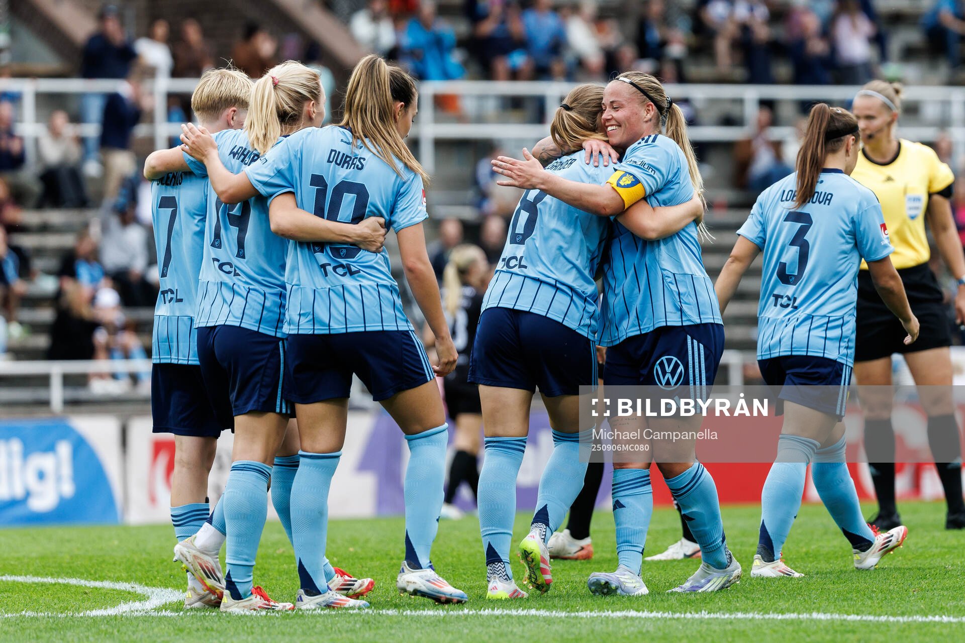 Djurgårdens Elsa Pelgander jublar med Therese Åsland