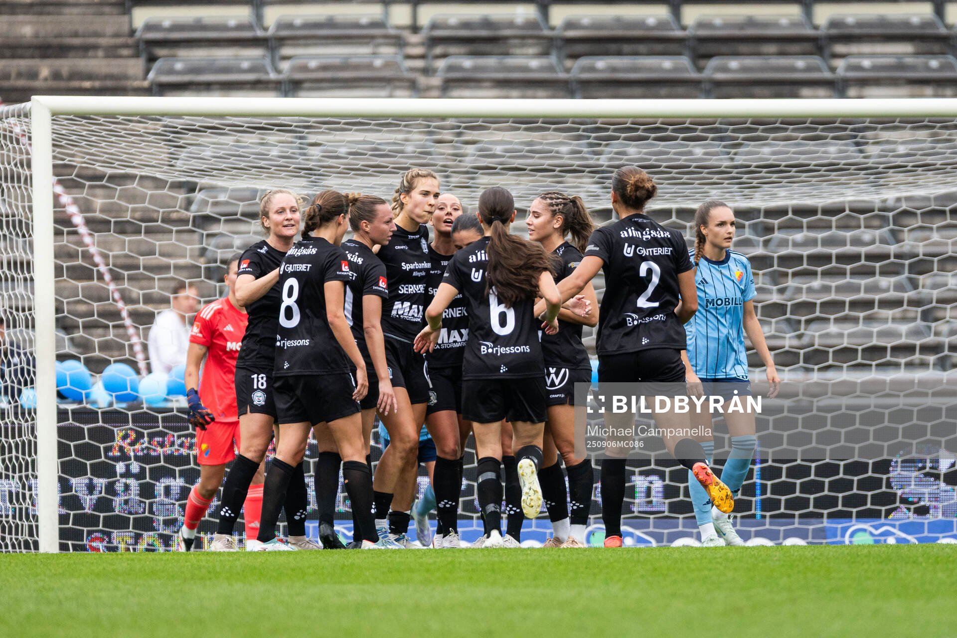 Alingsås Emmaliina Tulkki jublar med lagkamrater
