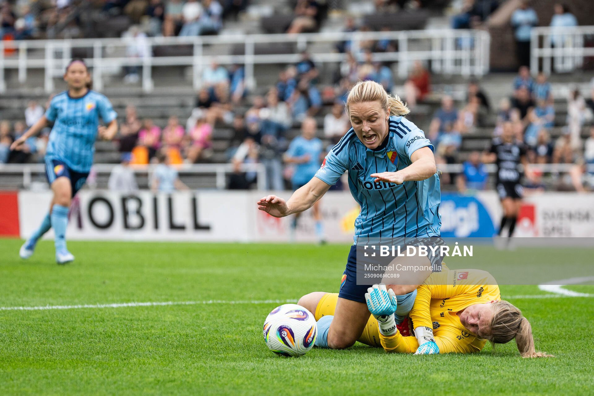 Djurgårdens Mimmi Larsson och Alingsås målvakt Alexandra