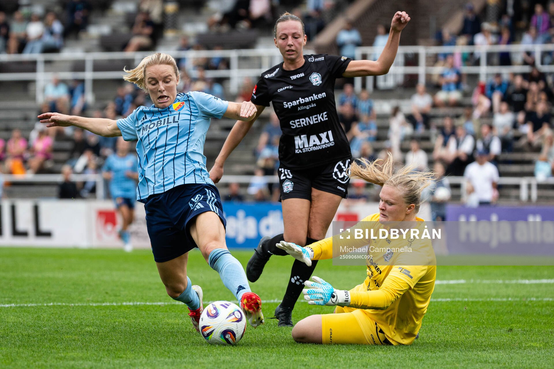 Djurgårdens Mimmi Larsson och Alingsås målvakt Alexandra