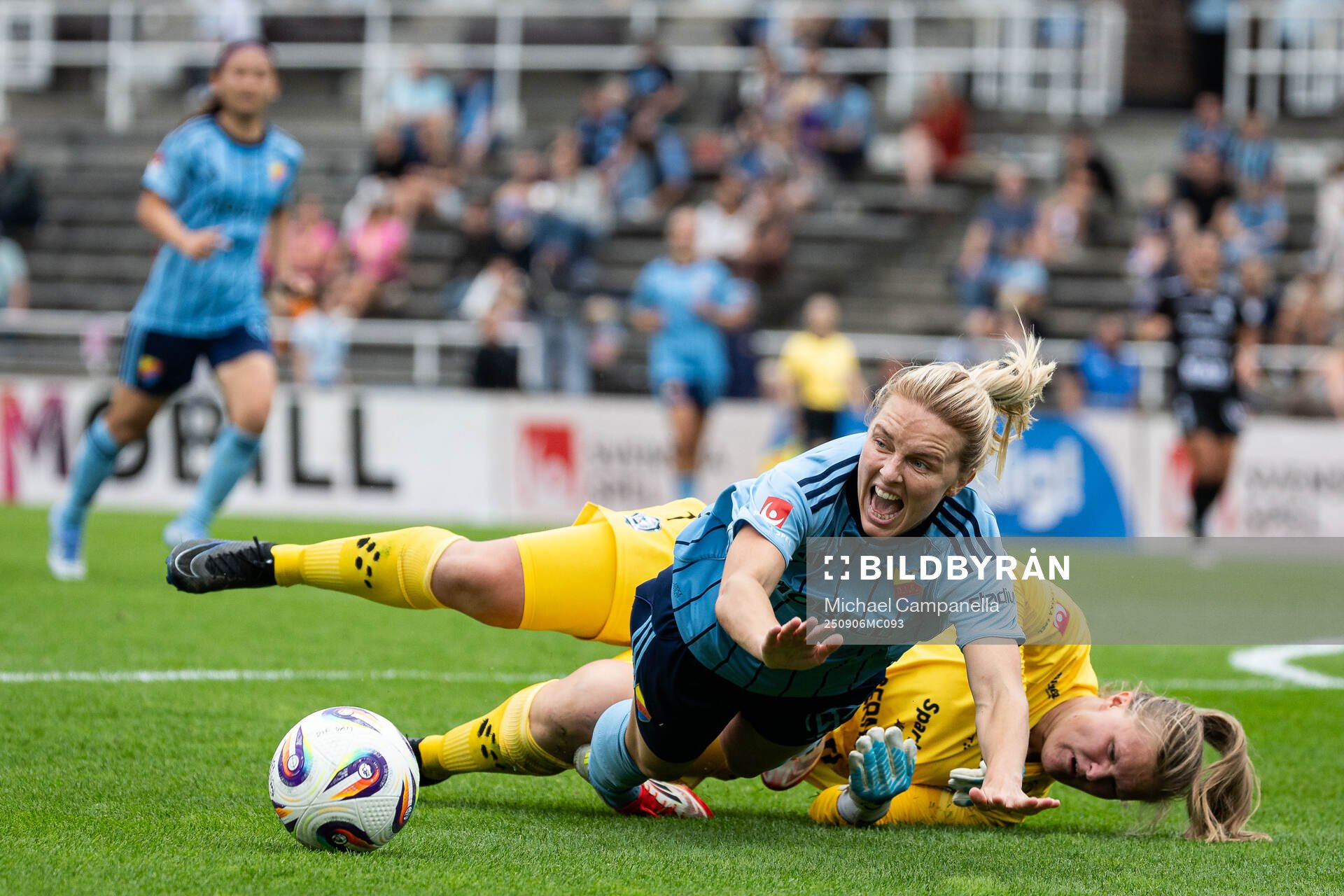 Djurgårdens Mimmi Larsson och Alingsås målvakt Alexandra