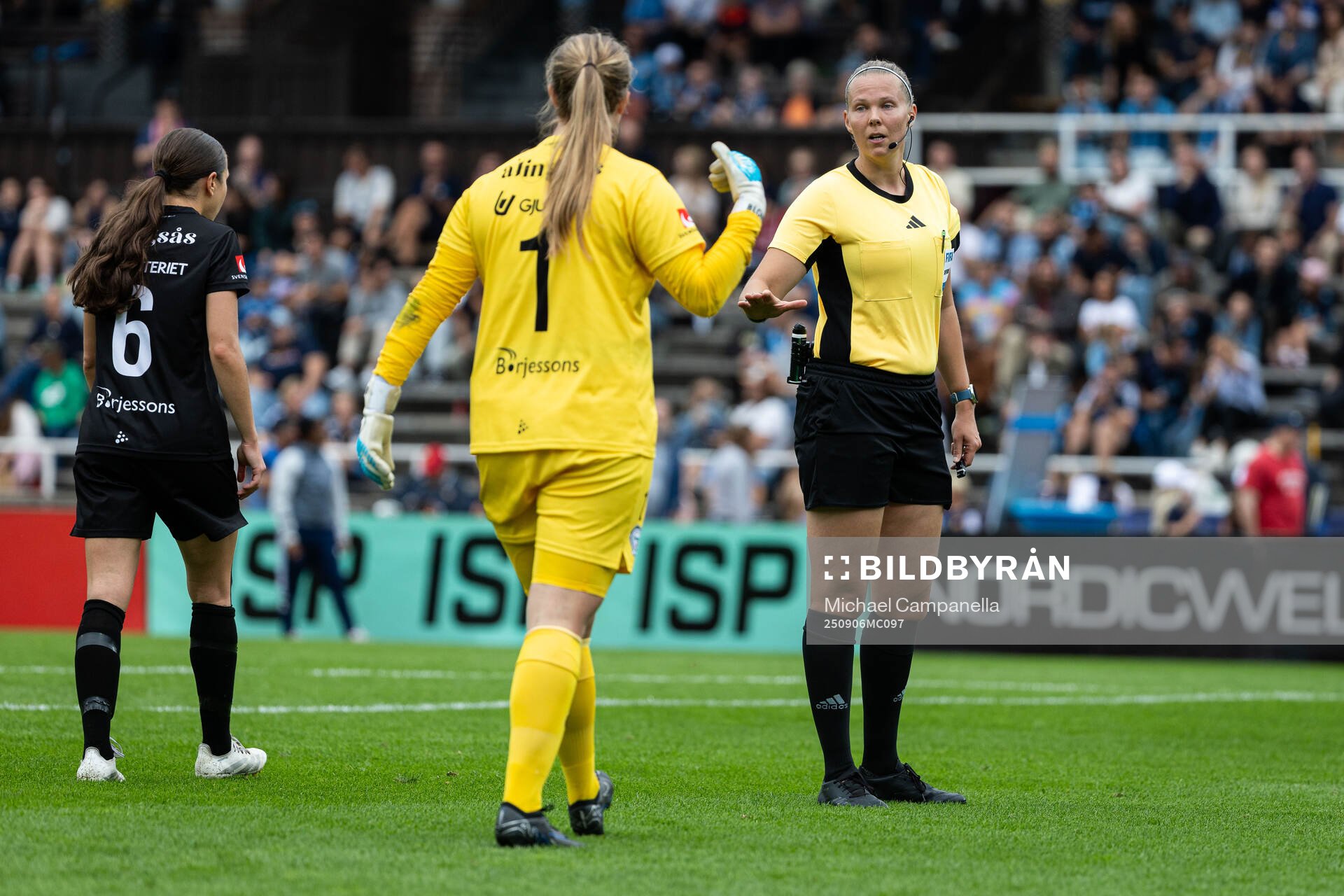 Alingsås målvakt Alexandra Blom och domare Minka Vekkeli