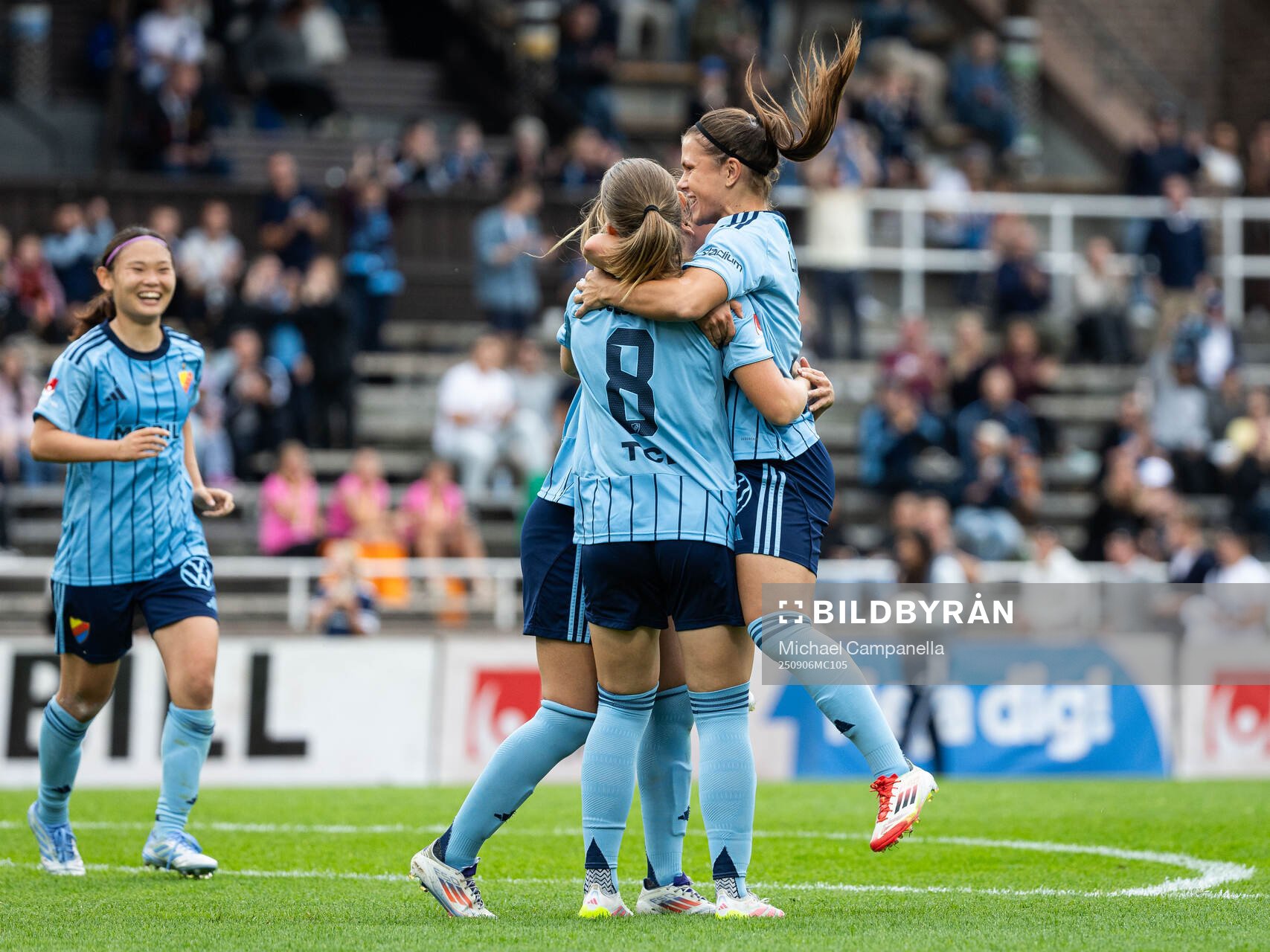 Djurgårdens Elsa Pelgander jublar med lagkamrater