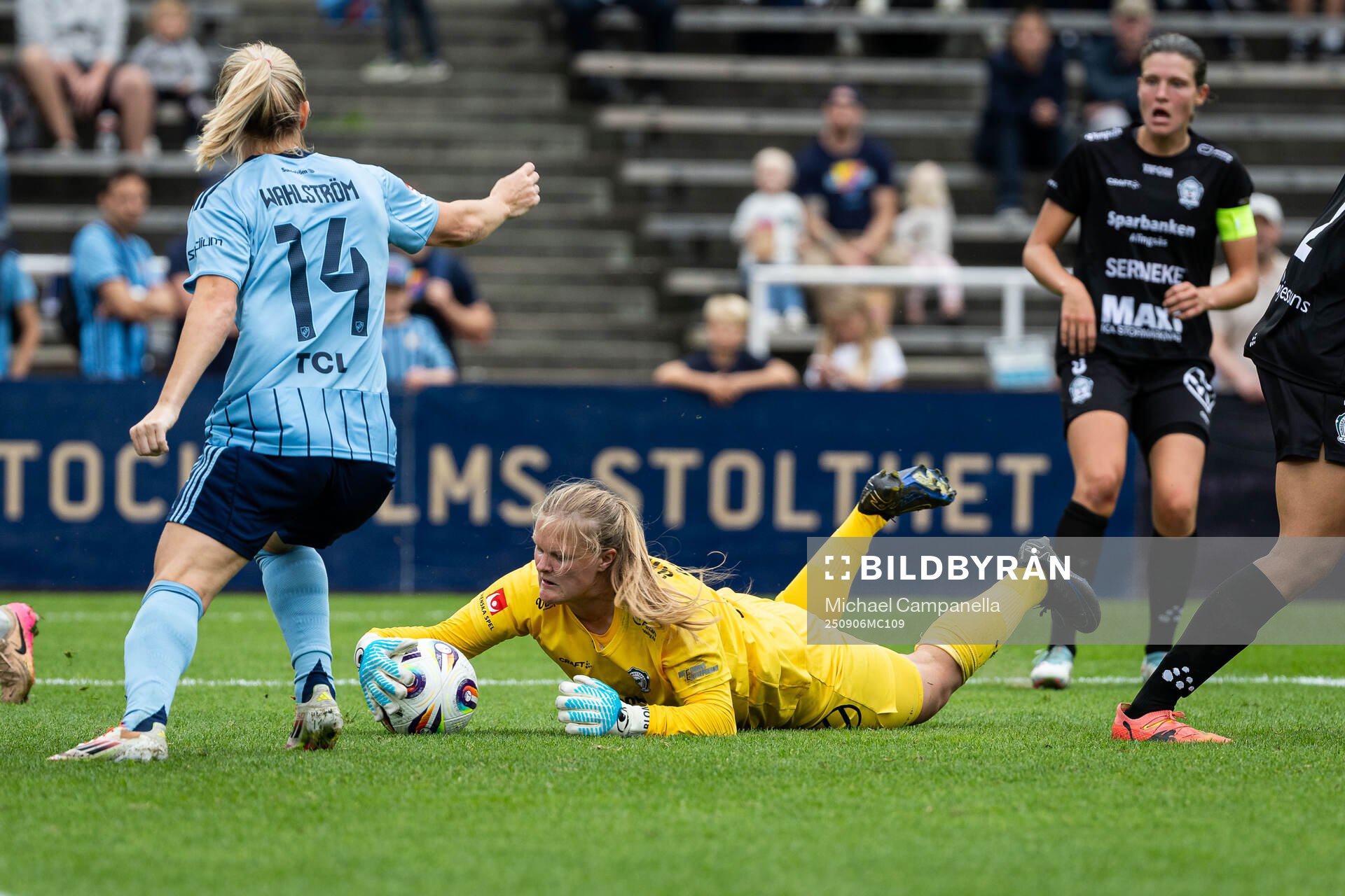 Djurgårdens Mimmi Larsson och Alingsås målvakt Alexandra