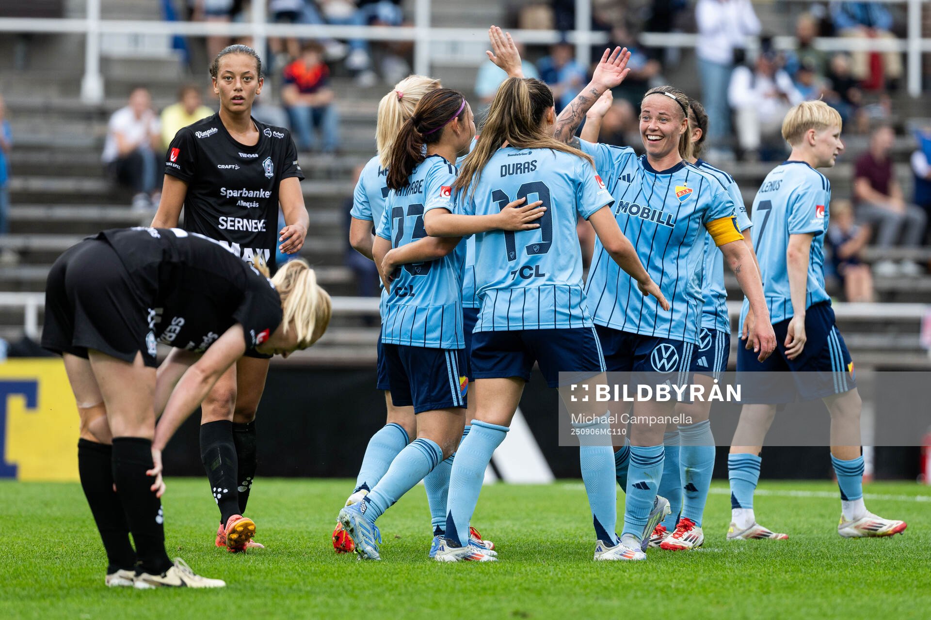 Djurgårdens Therese Åsland jublar med lagkamrater