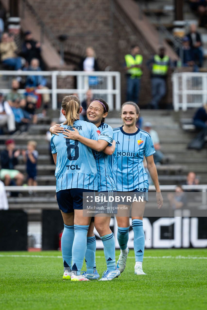 Djurgårdens Elsa Pelgander jublar med Urara Watanabe