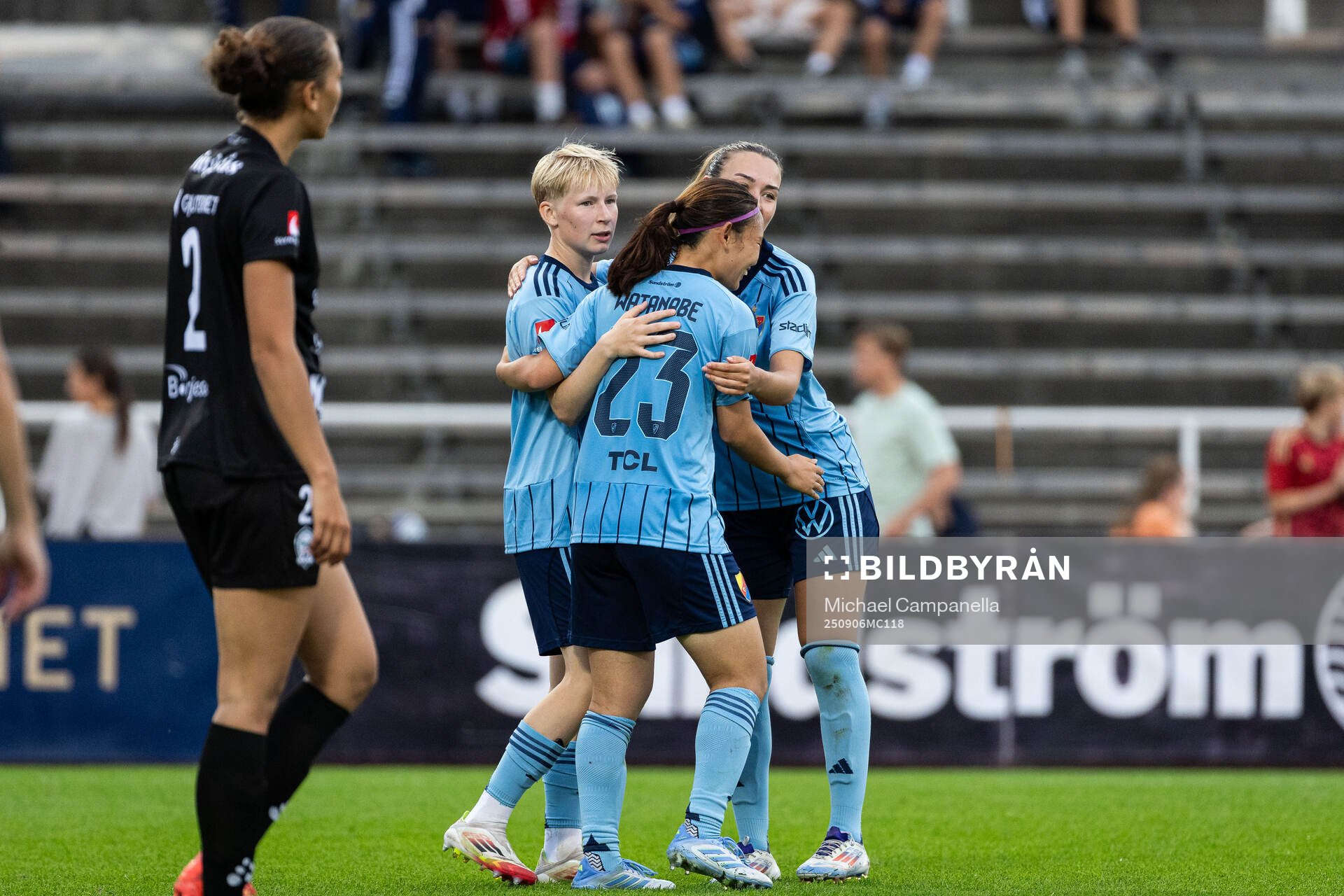 Djurgårdens Olivia Ulenius jublar med lagkamrater