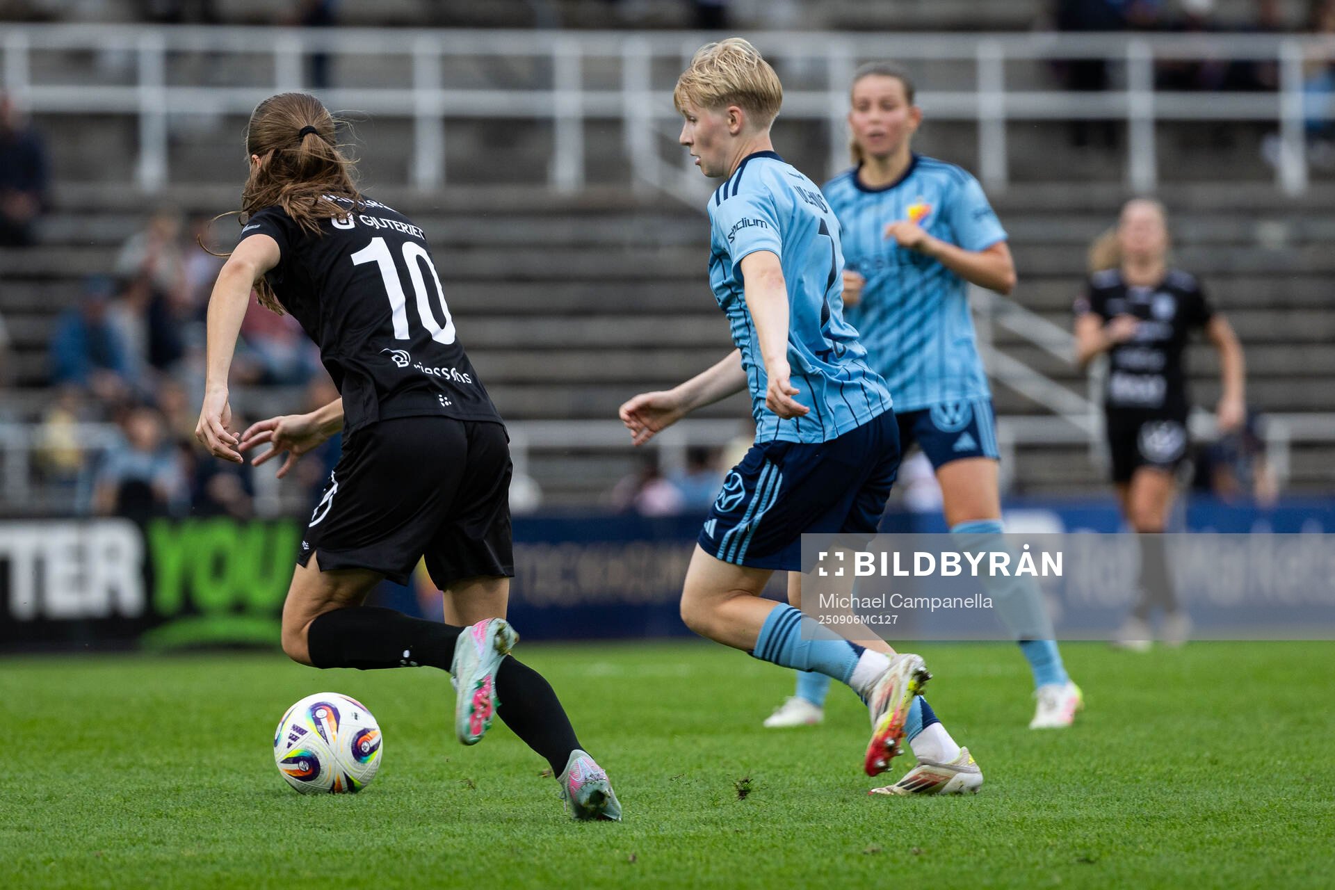 Alingsås Alma Öberg och Djurgårdens Olivia Ulenius