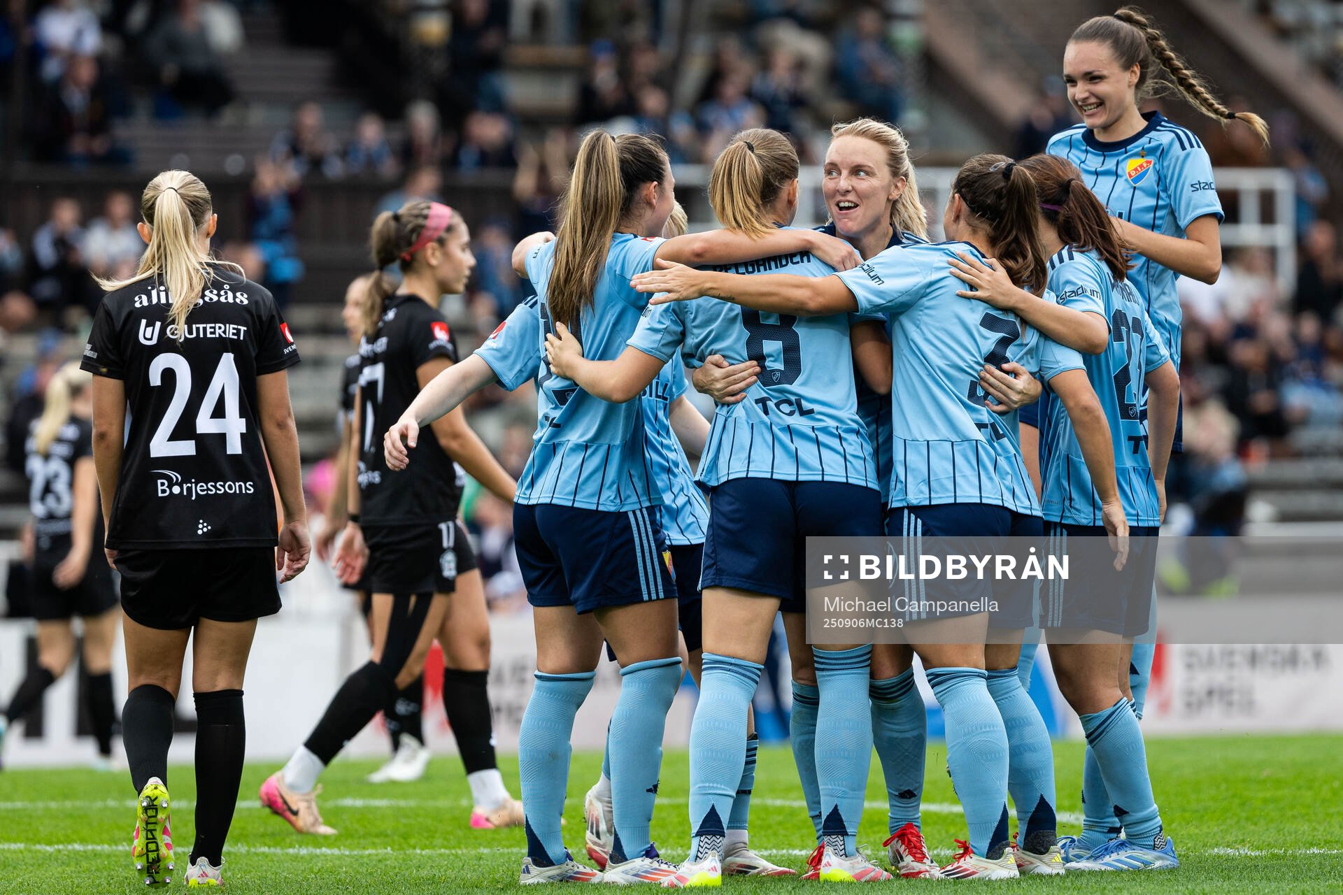 Djurgårdens Elsa Pelgander jublar med lagkamrater