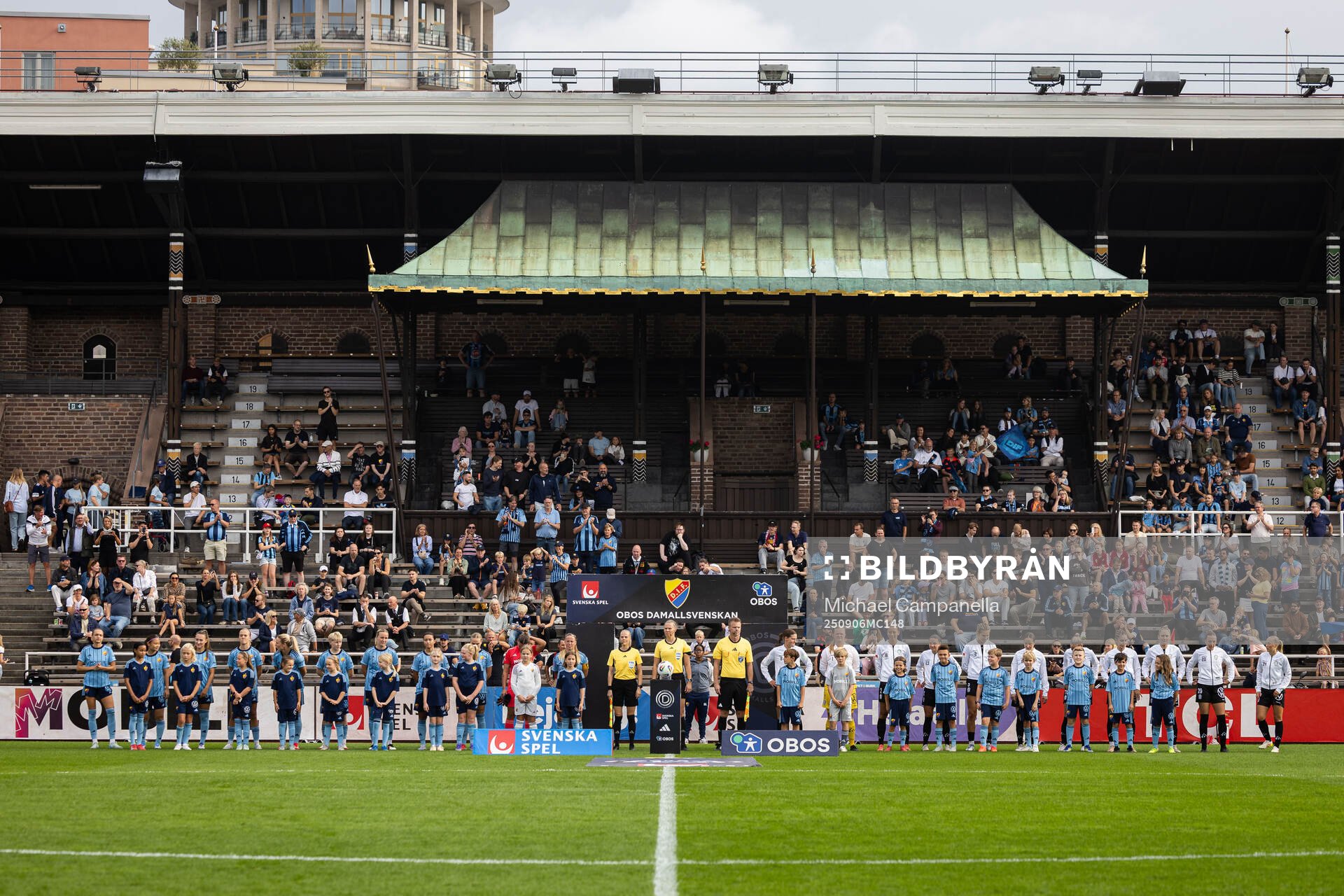 Djurgårdens och Alingsås spelare i en lineup innan