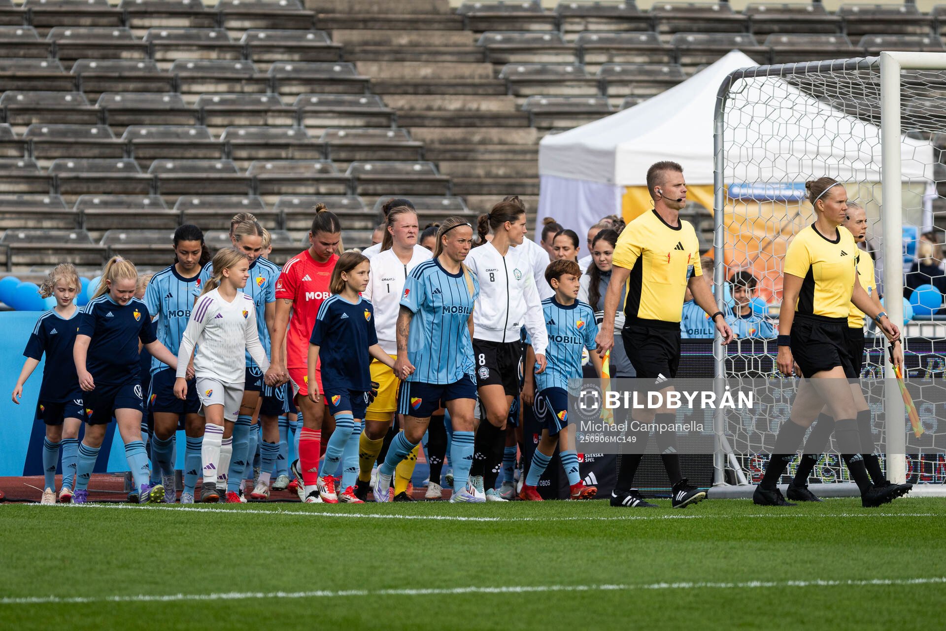 Djurgårdens och Alingsås spelare i en lineup innan