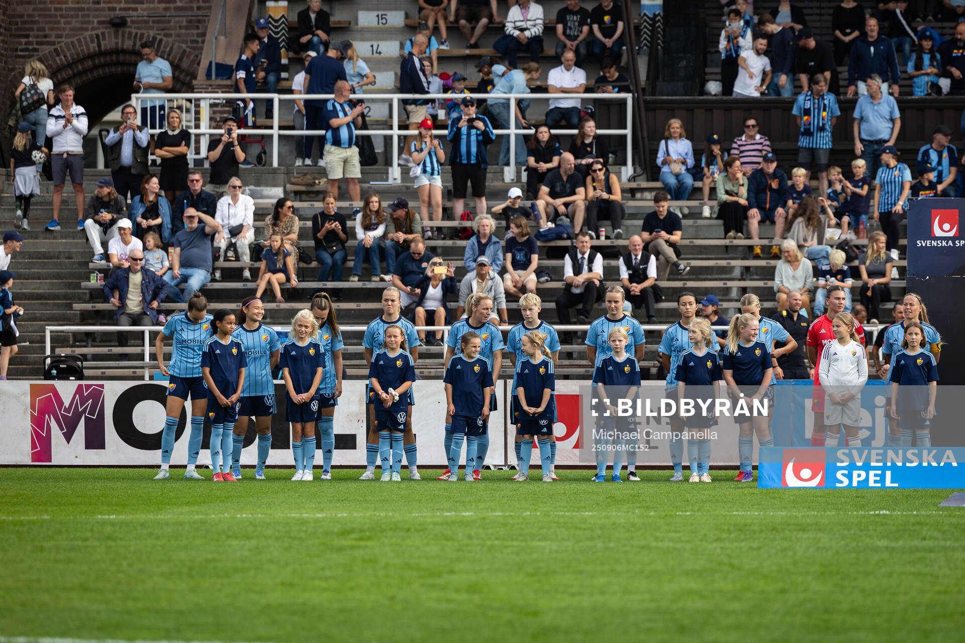 Djurgårdens spelare i en lineup innan fotbollsmatchen i
