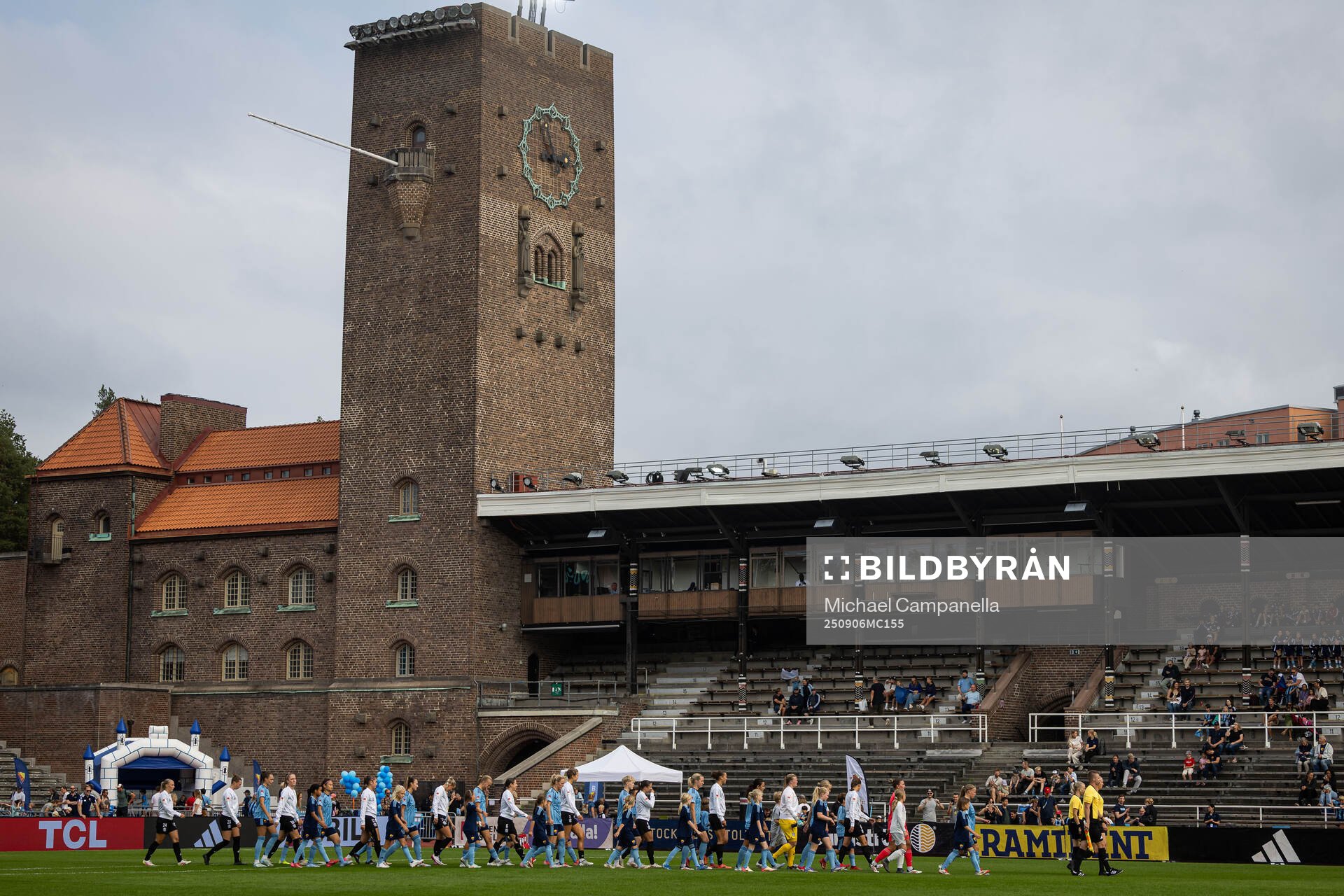 Djurgårdens och Alingsås spelare i en lineup innan