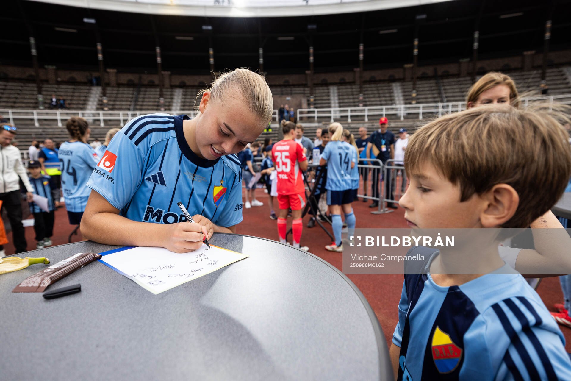 Djurgårdens Elin Westlund med unga supportrar