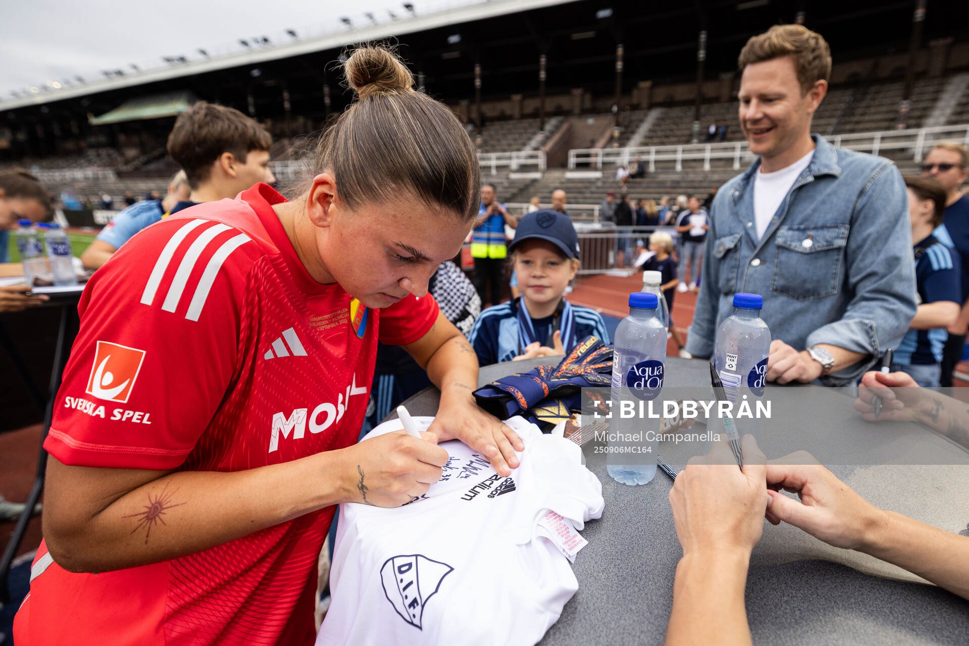 Djurgårdens målvakt Anna Aurora Koivunen med unga