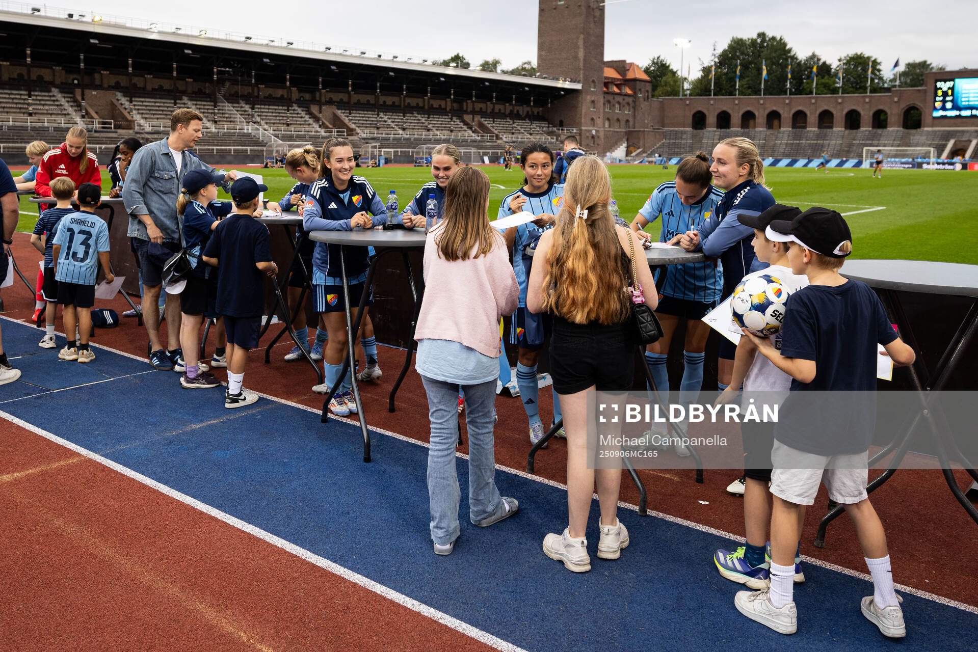 Djurgårdens spelar med unga supportrear