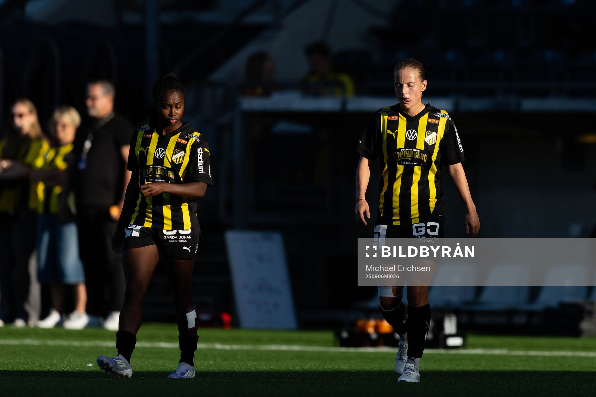 Häckens Monica Jusu Bah och Anna Anvegård  deppar