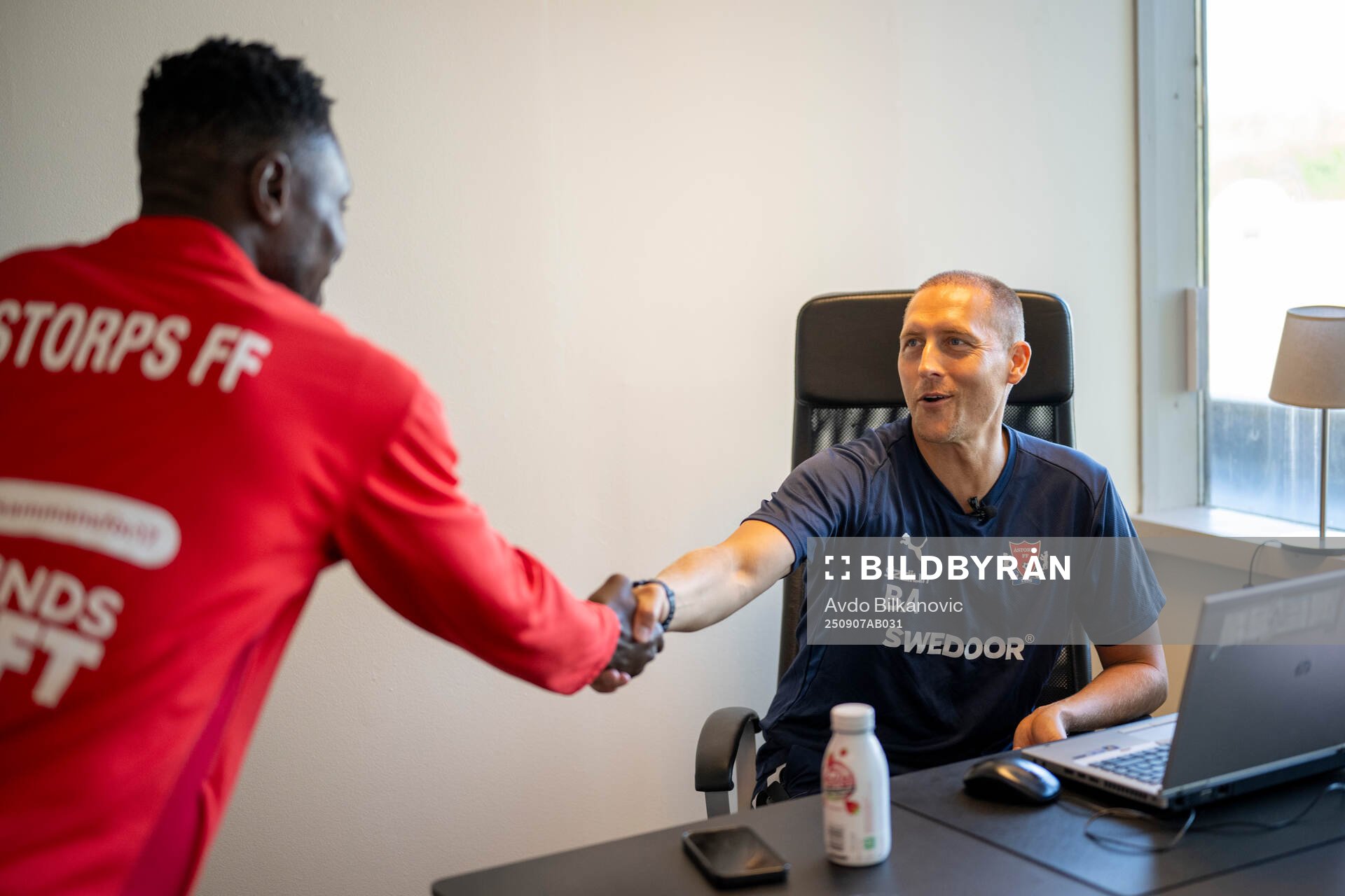 Åstorps FFs Oke Akpoveta hälsar tränare Bobby Alm Nilsson