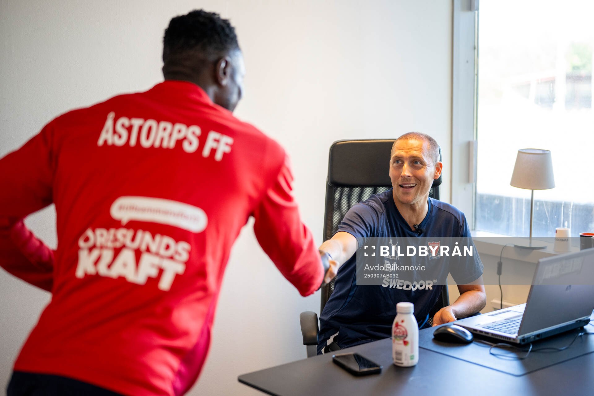 Åstorps FFs Oke Akpoveta hälsar tränare Bobby Alm Nilsson