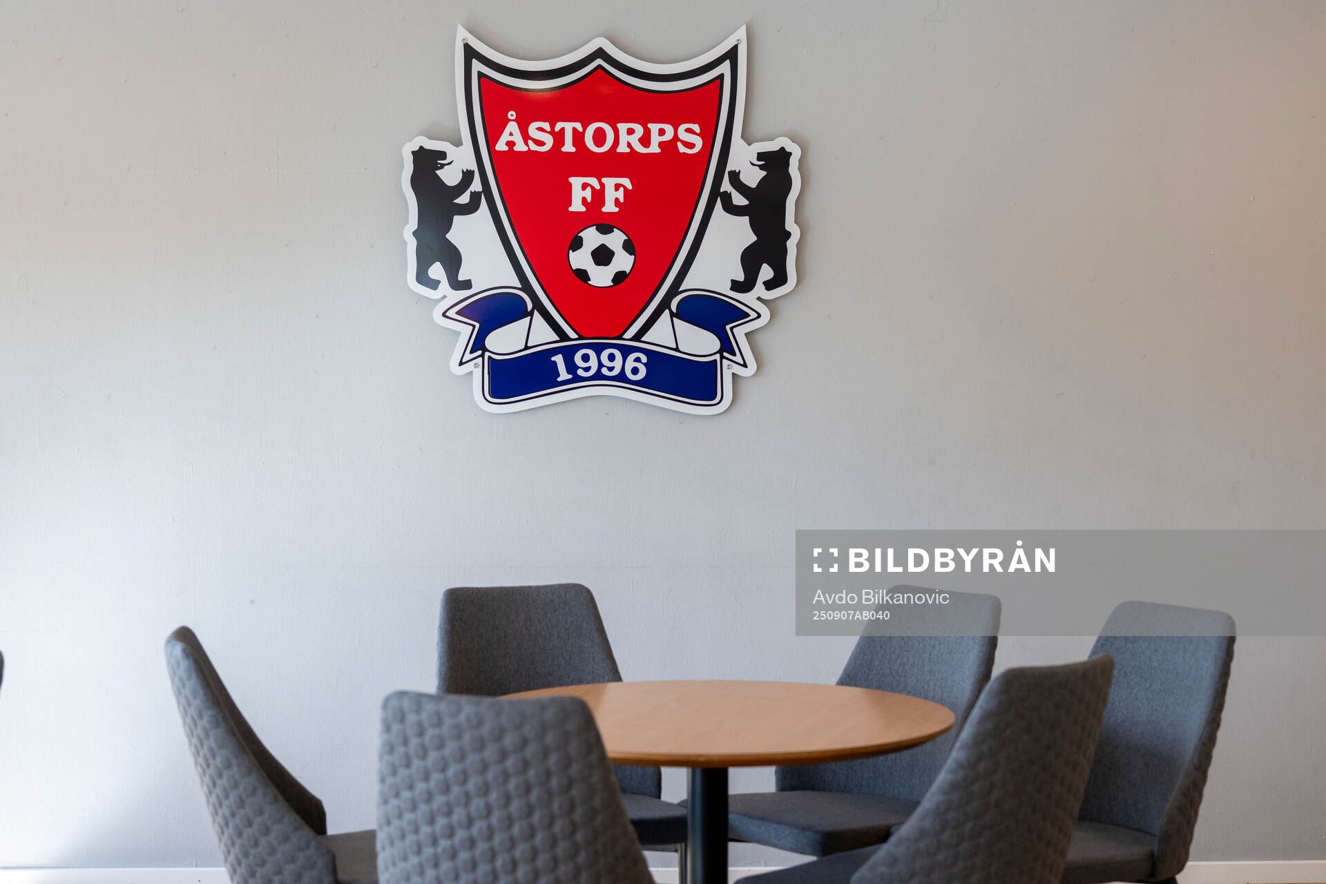 Åstorps FFs emblem och tom bord