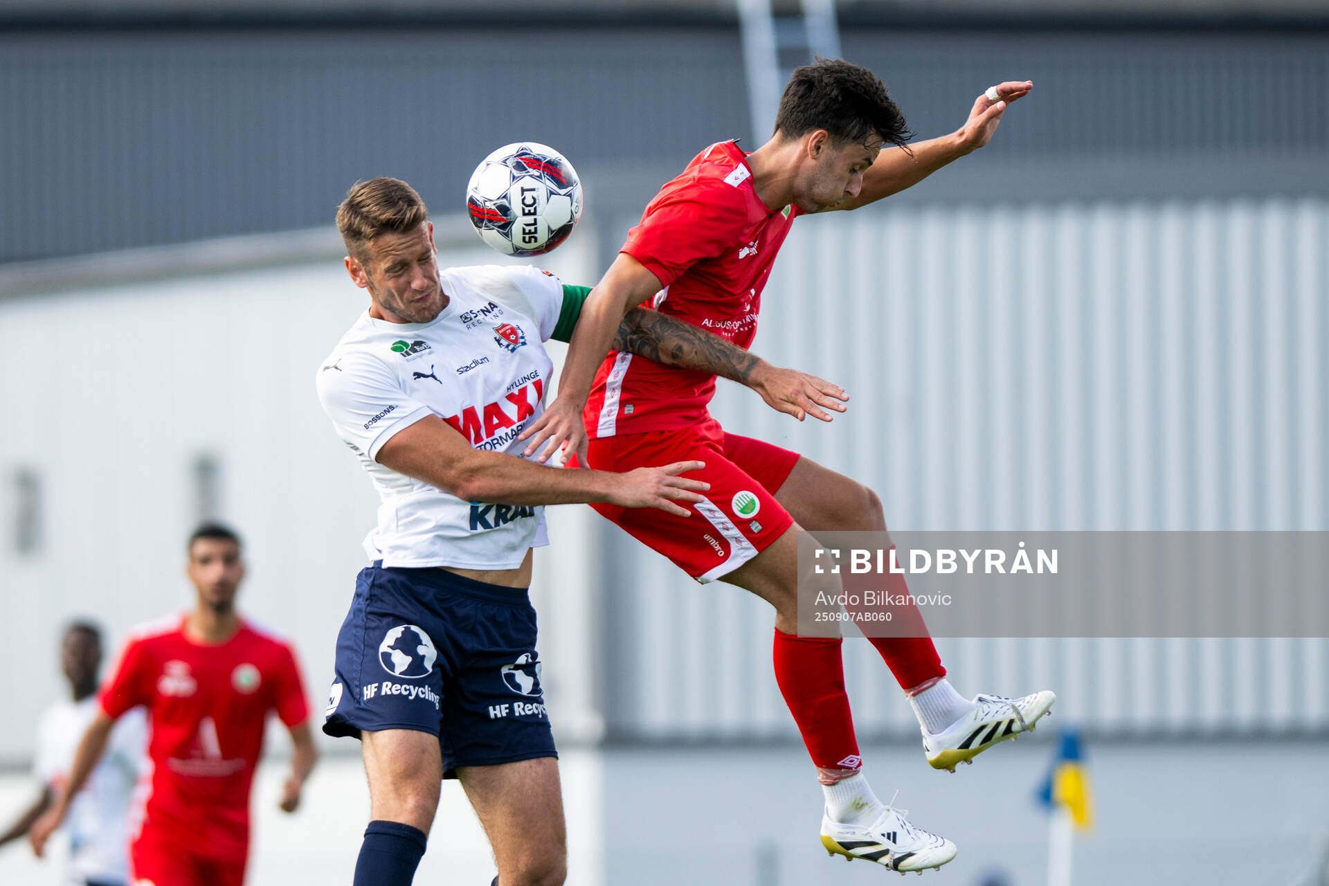 Åstorps FFs Jonathan Roos i nick duell med Västra